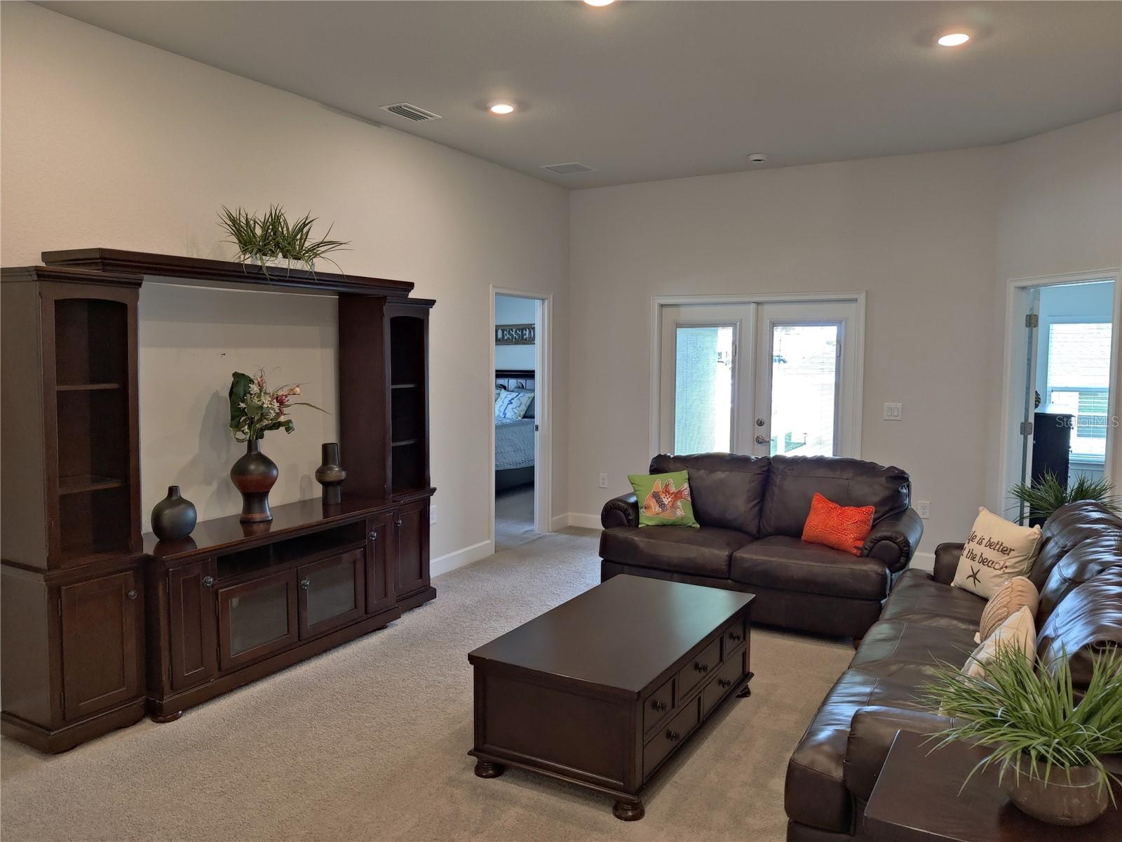 5568 Ocean Breeze Dr Property Photo 8