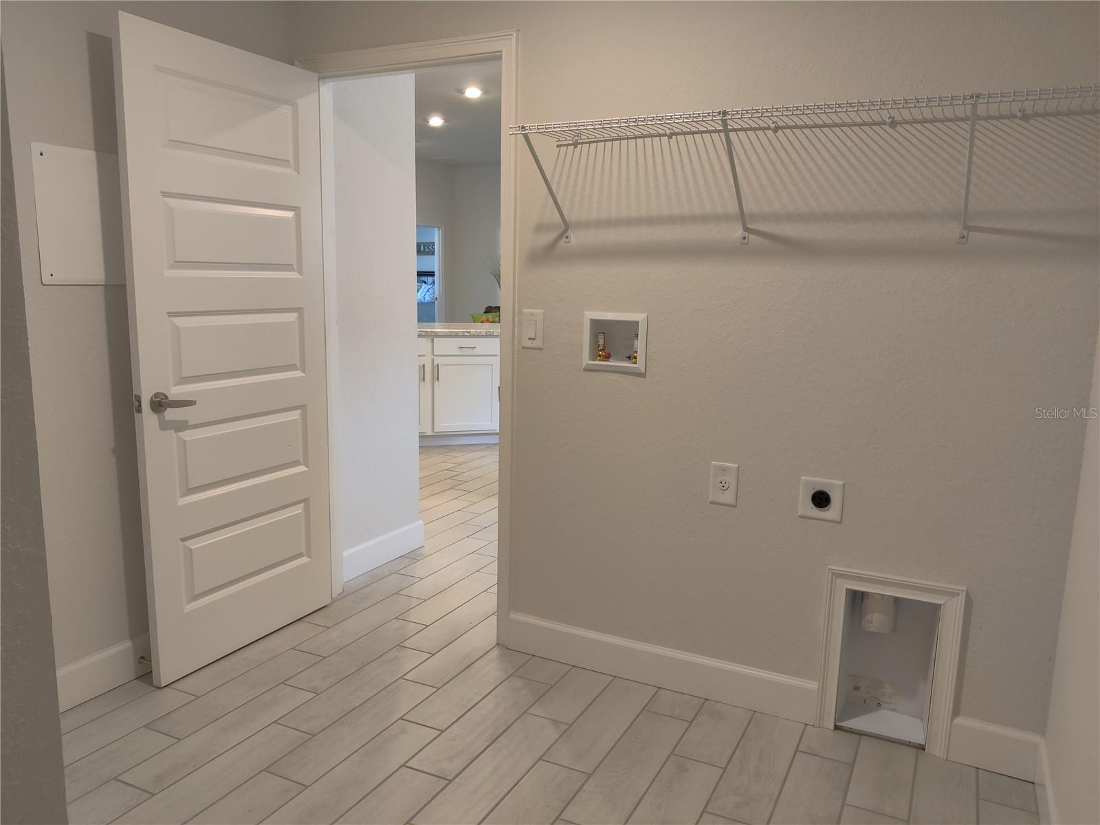 5568 Ocean Breeze Dr Property Photo 13