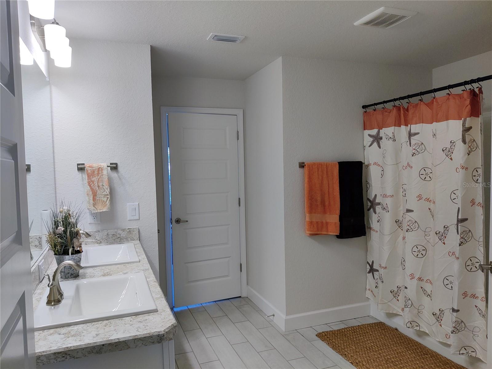 5568 Ocean Breeze Dr Property Photo 14
