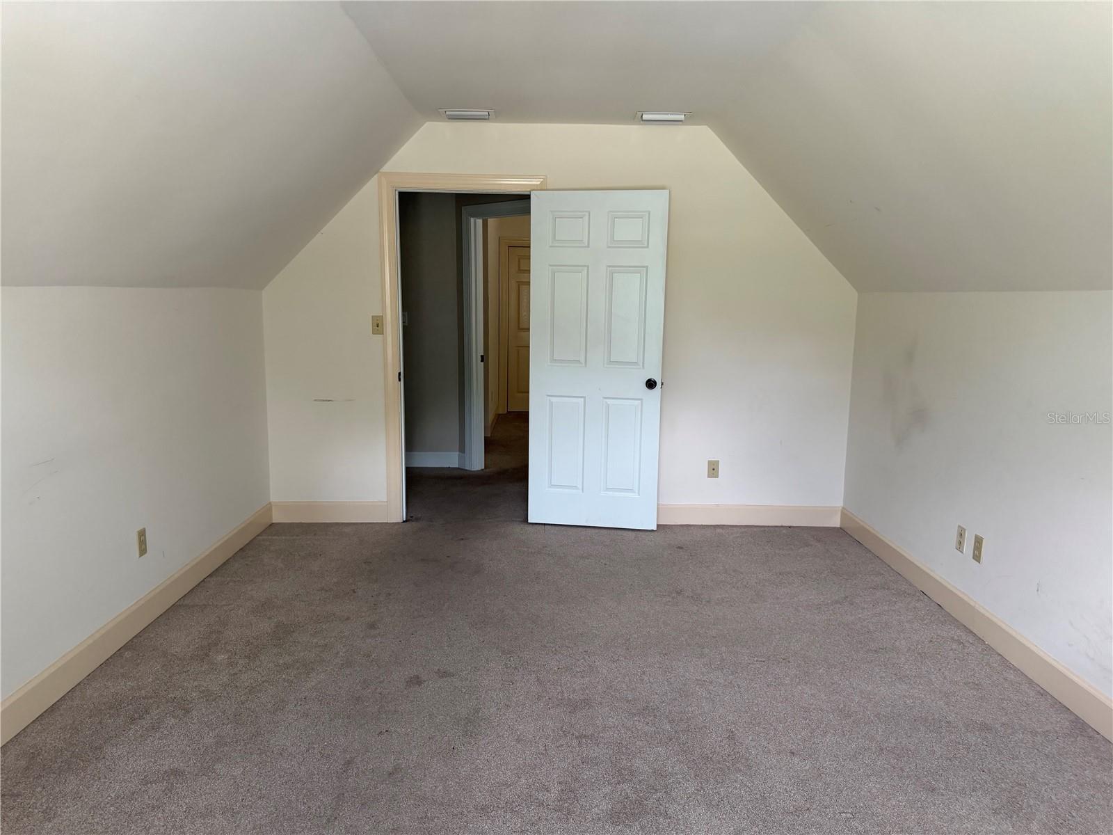 916 Hillcrest Ct Property Photo 25