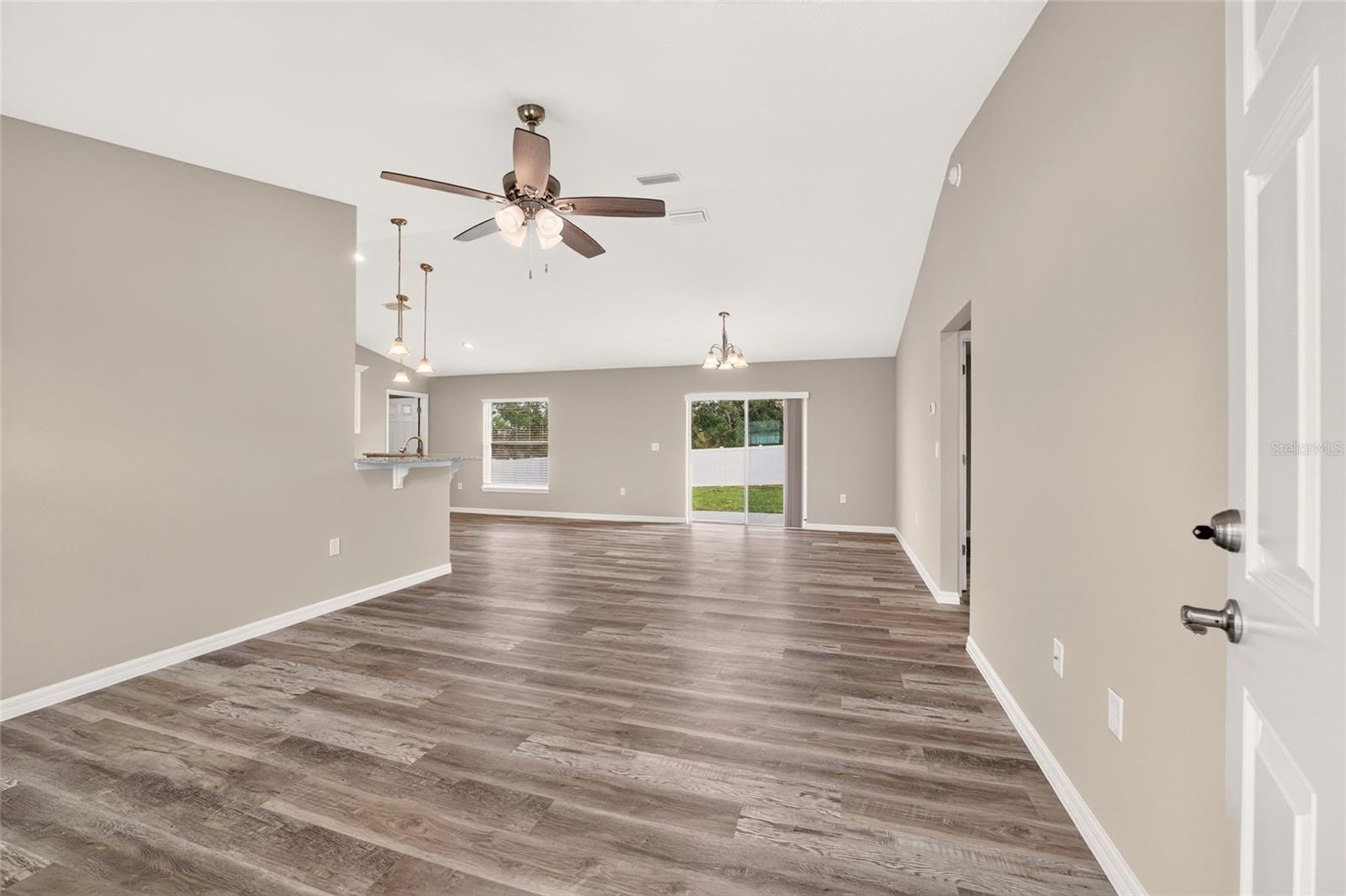 72 Olive Dr Property Photo 3