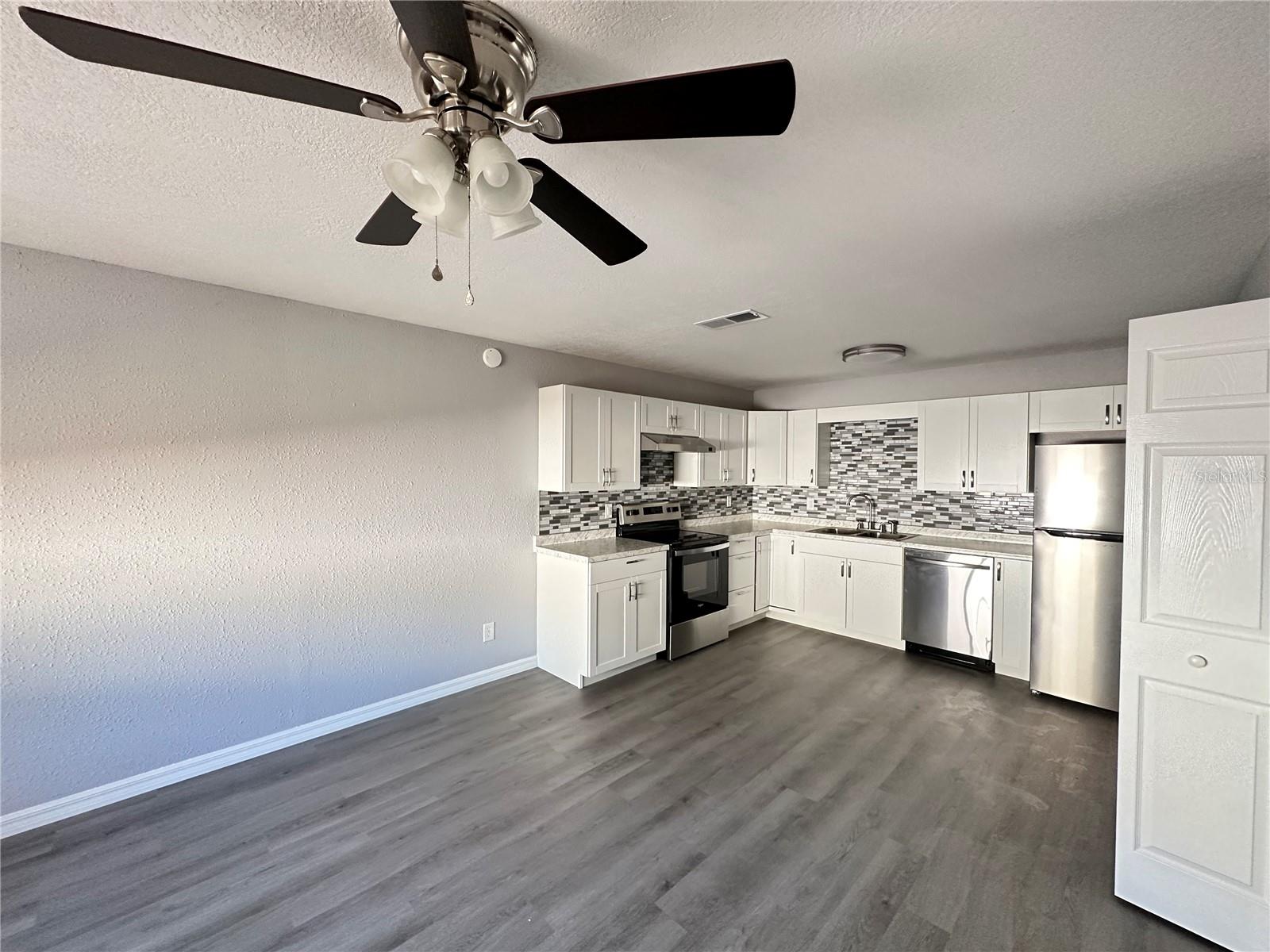 3761 Ne 40th Pl #d Property Photo 2