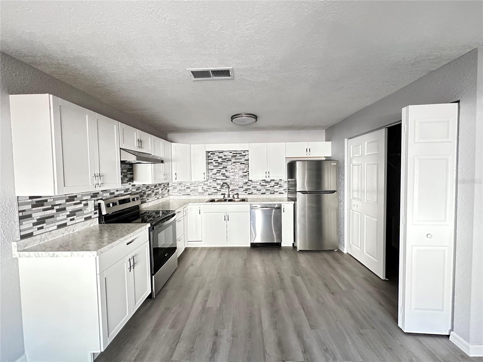 3761 Ne 40th Pl #d Property Photo 3