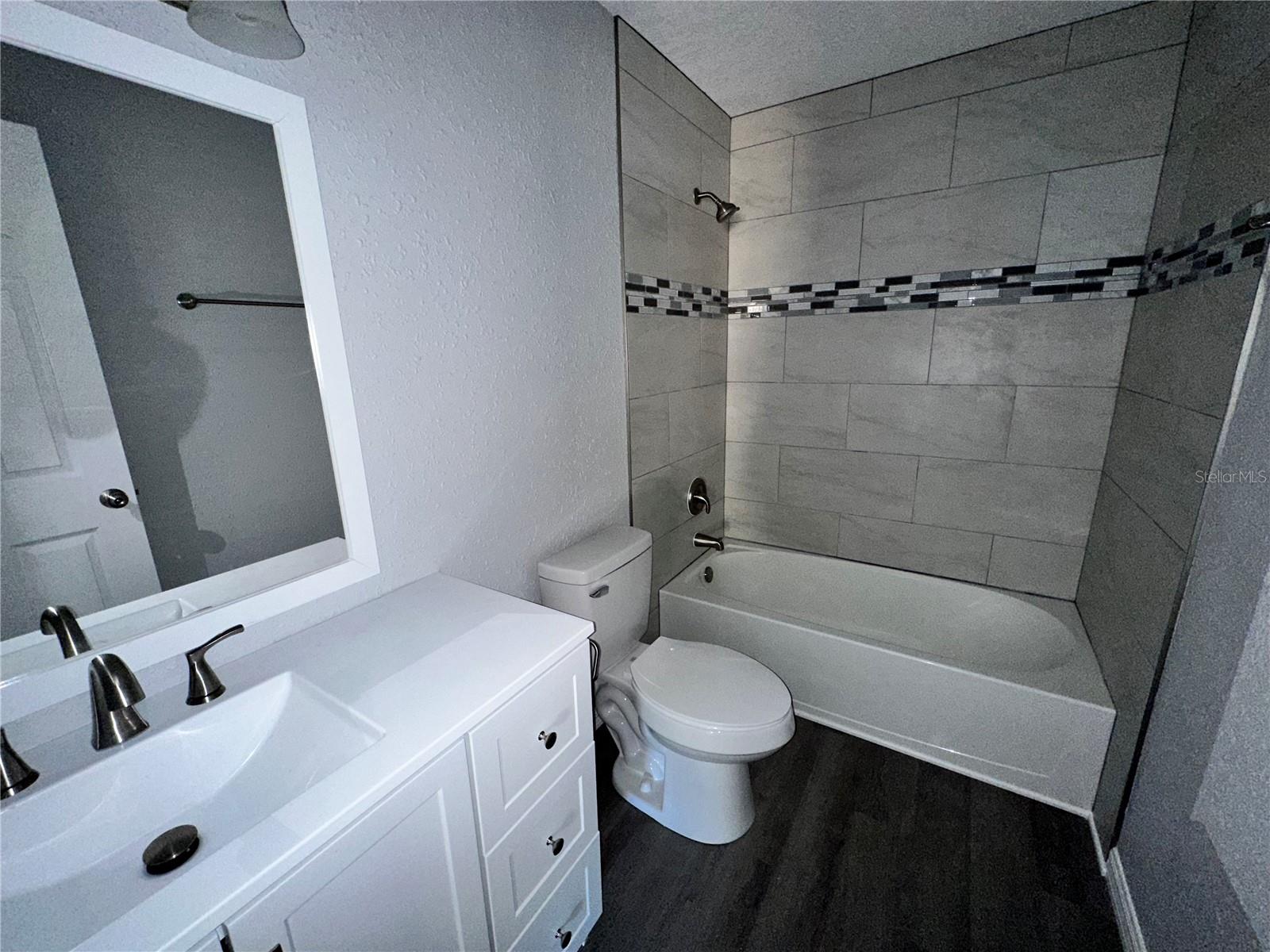 3761 Ne 40th Pl #d Property Photo 6
