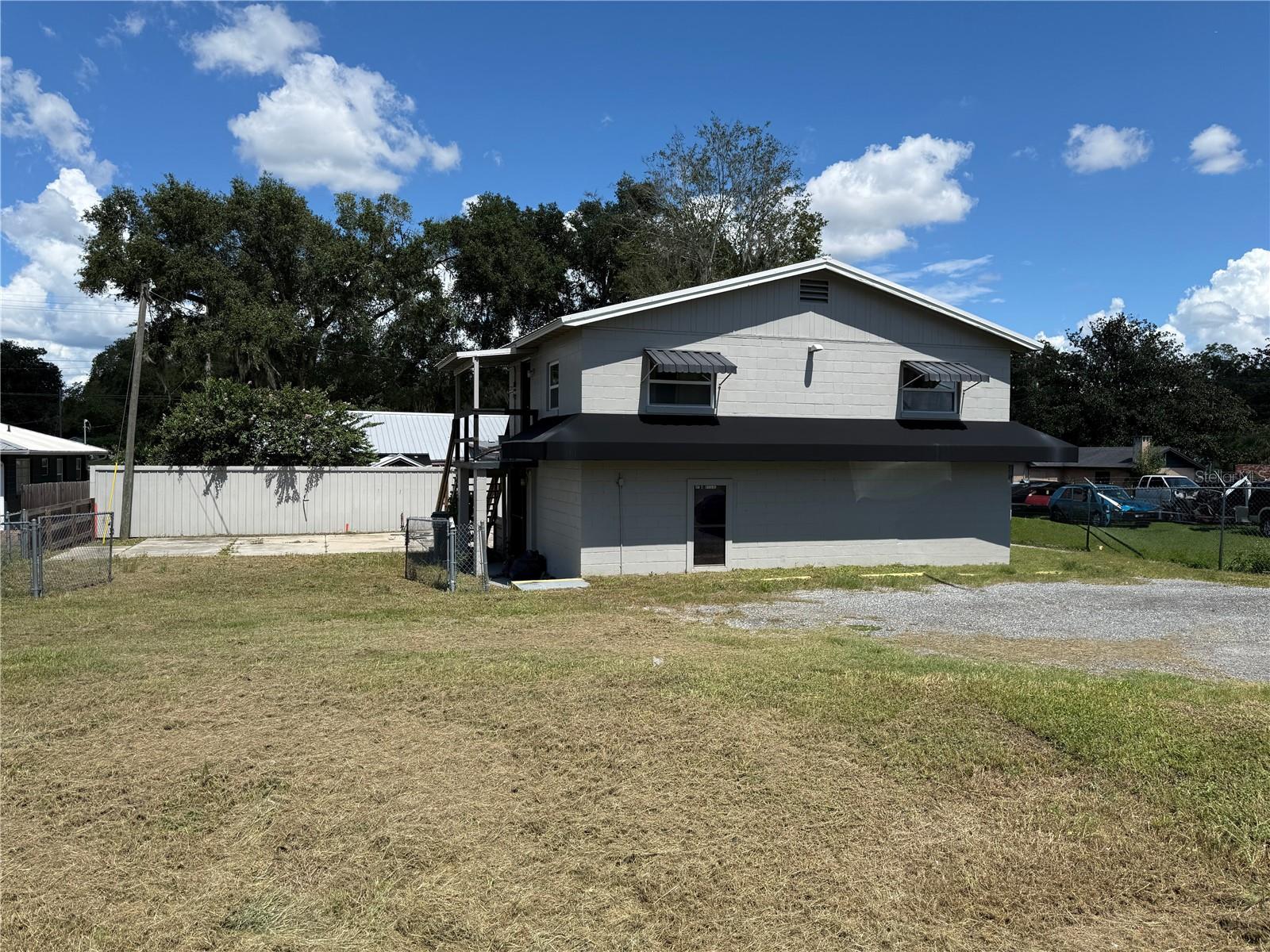 2441 N Pine Ave Property Photo 2