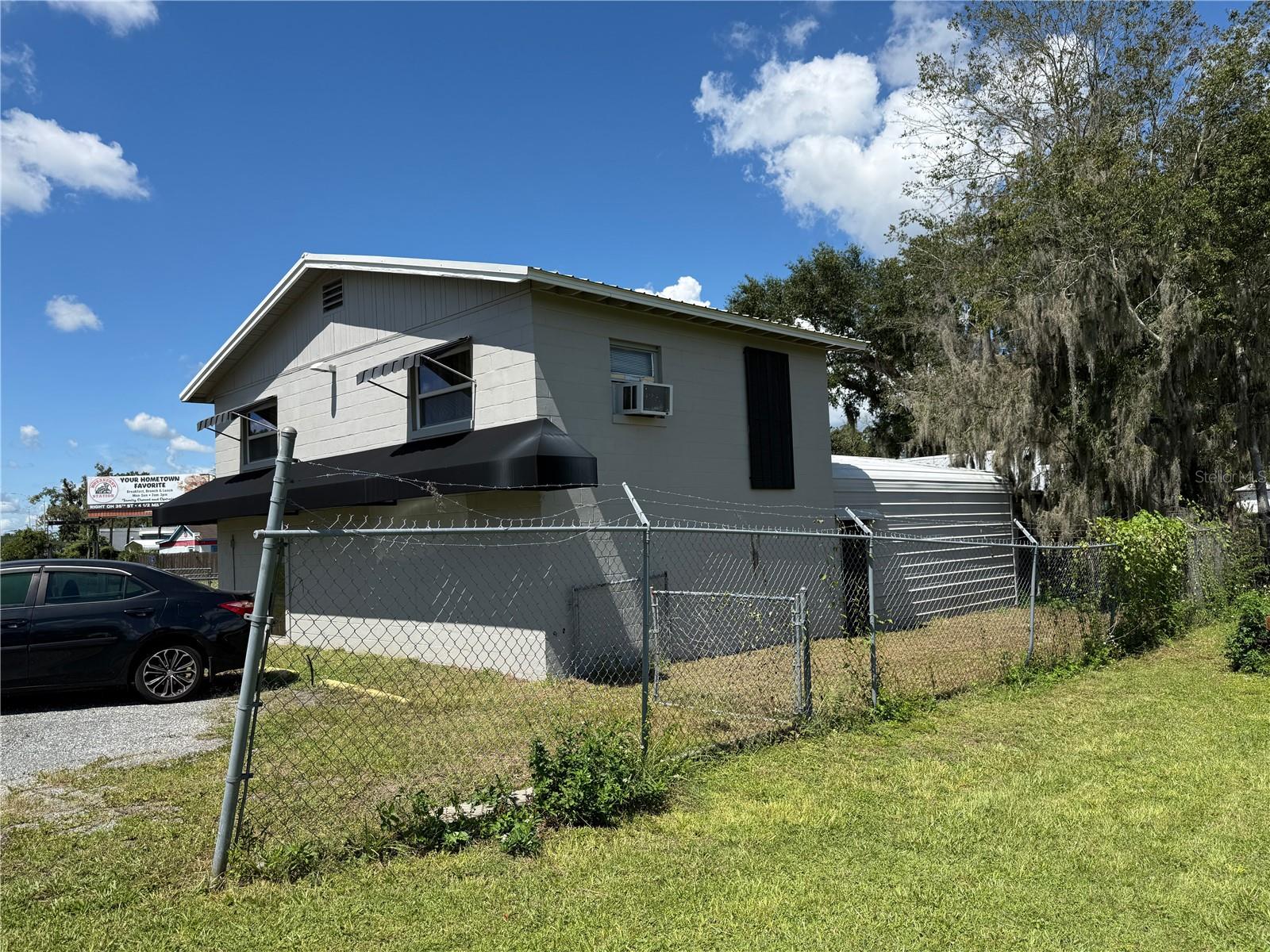 2441 N Pine Ave Property Photo 3