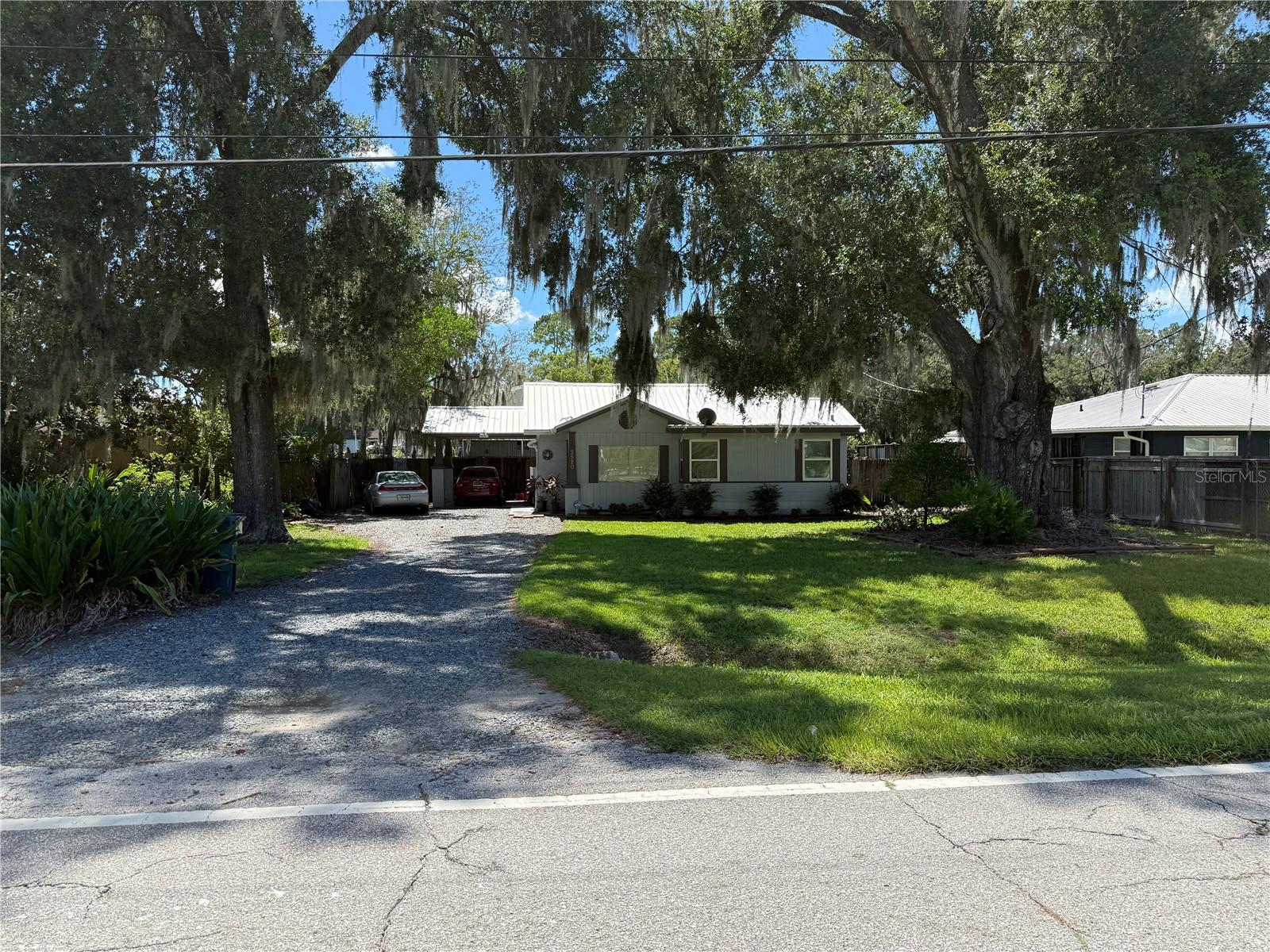 2441 N Pine Ave Property Photo 4