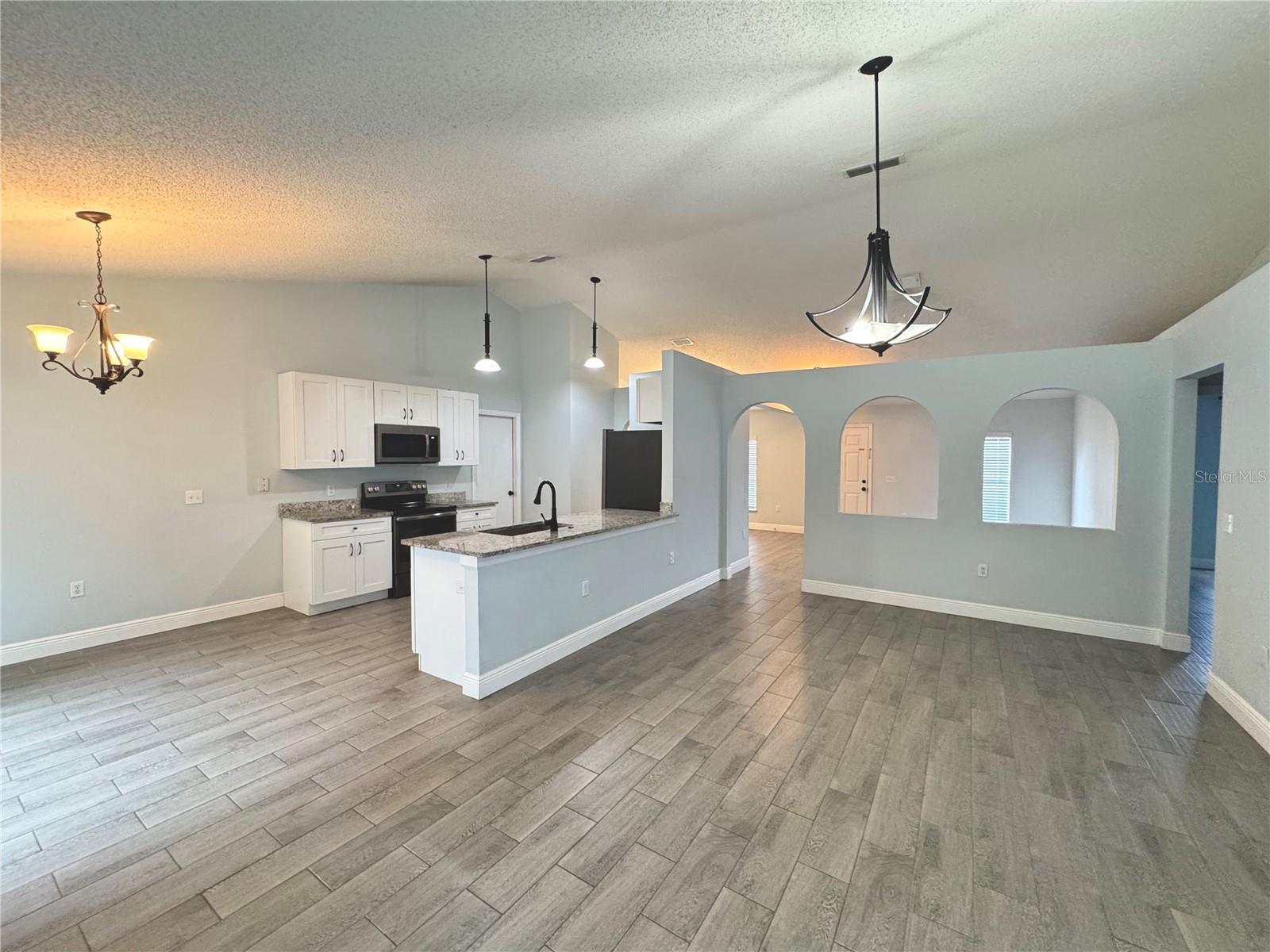 3243 Greynolds Ave Property Photo 2