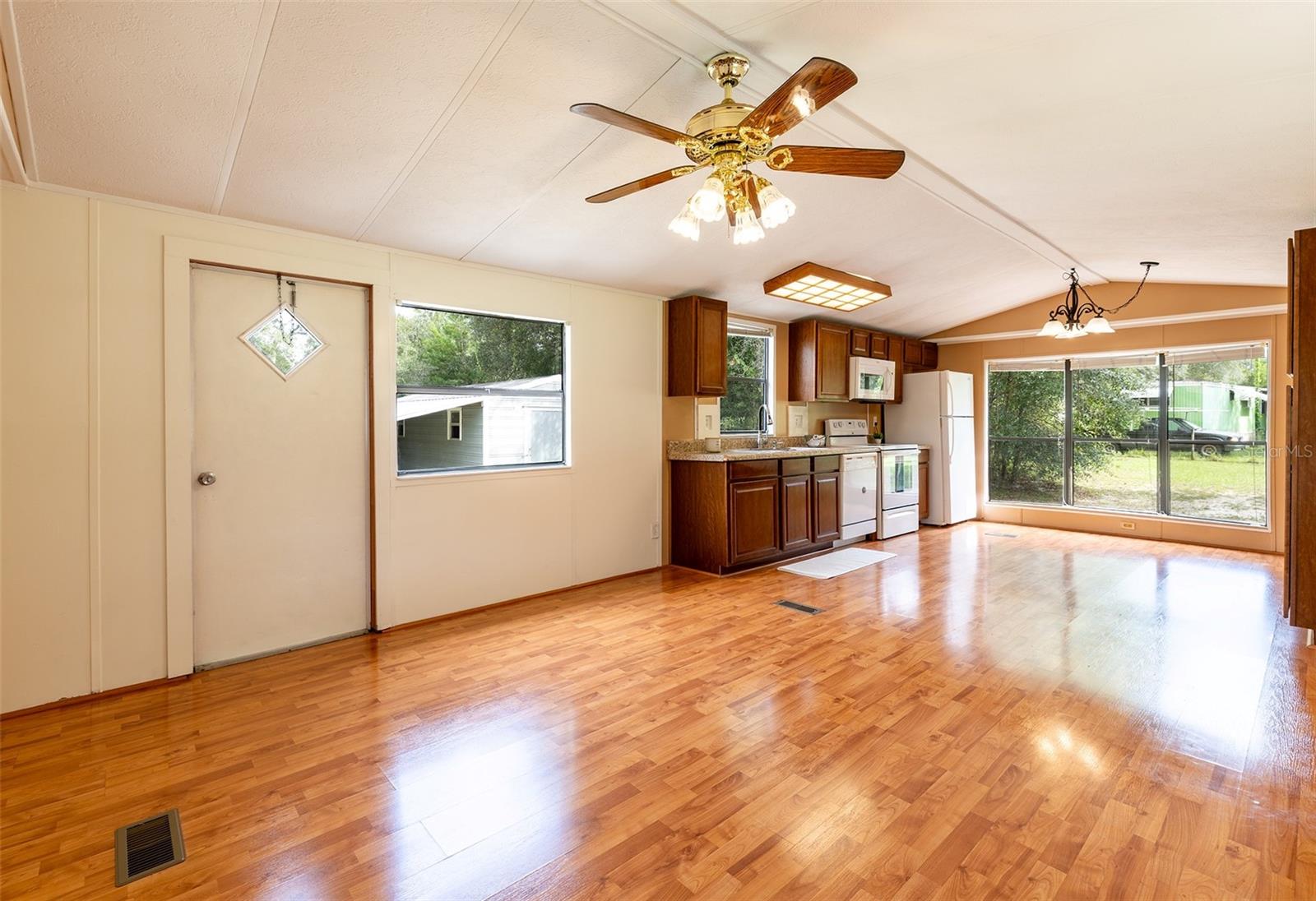 5865 Ne 137th Ter Property Photo 4
