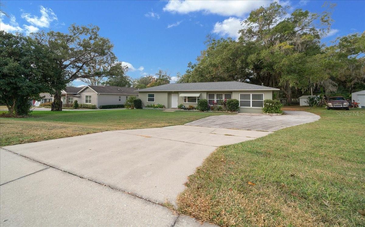 2810 SE LAKE WEIR AVE Property Photo 1