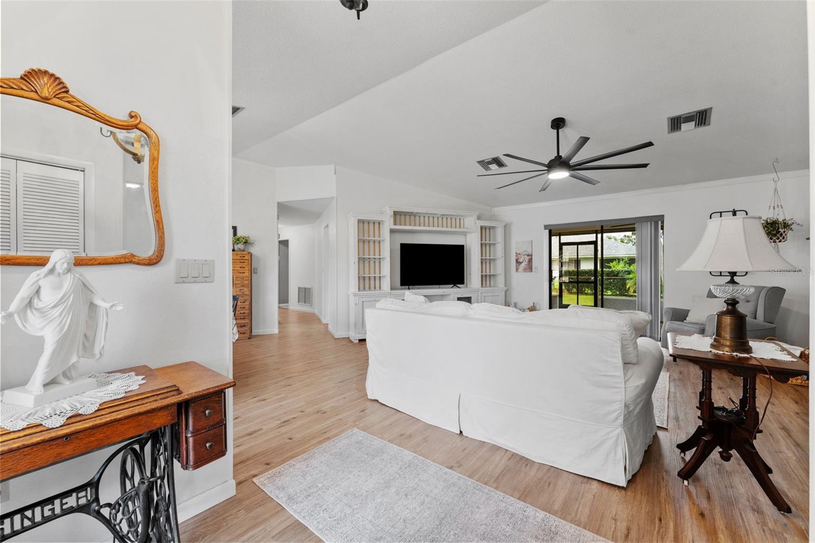 8428 Elgrove St Property Photo 4