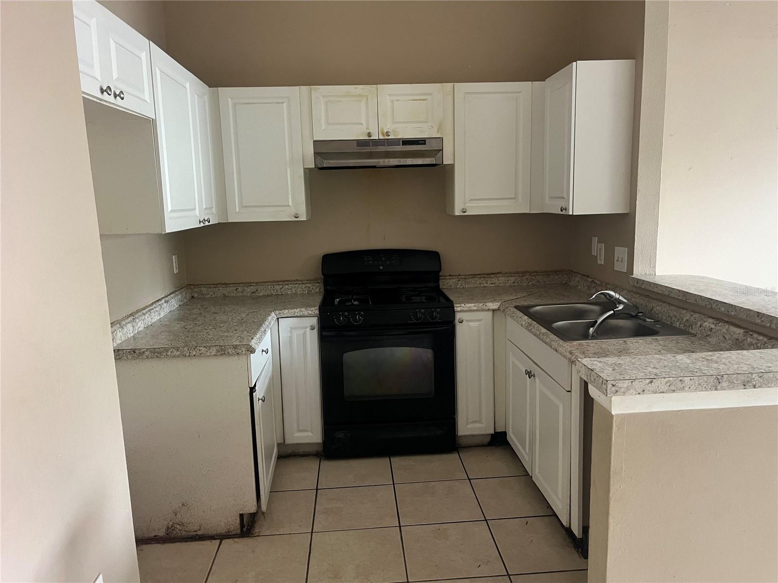 1323 Azalea Way Property Photo 3