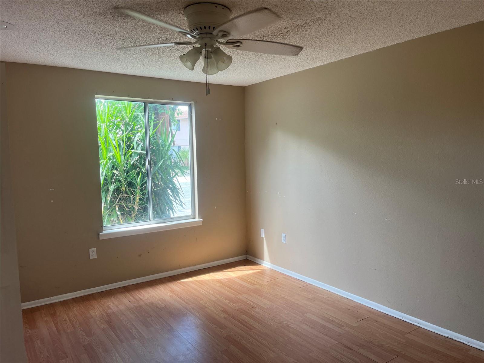 1323 Azalea Way Property Photo 6