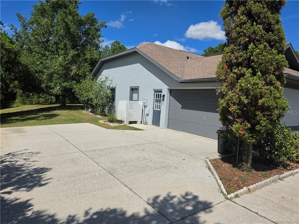 994 E Crown Of Roses Loop Property Photo 2