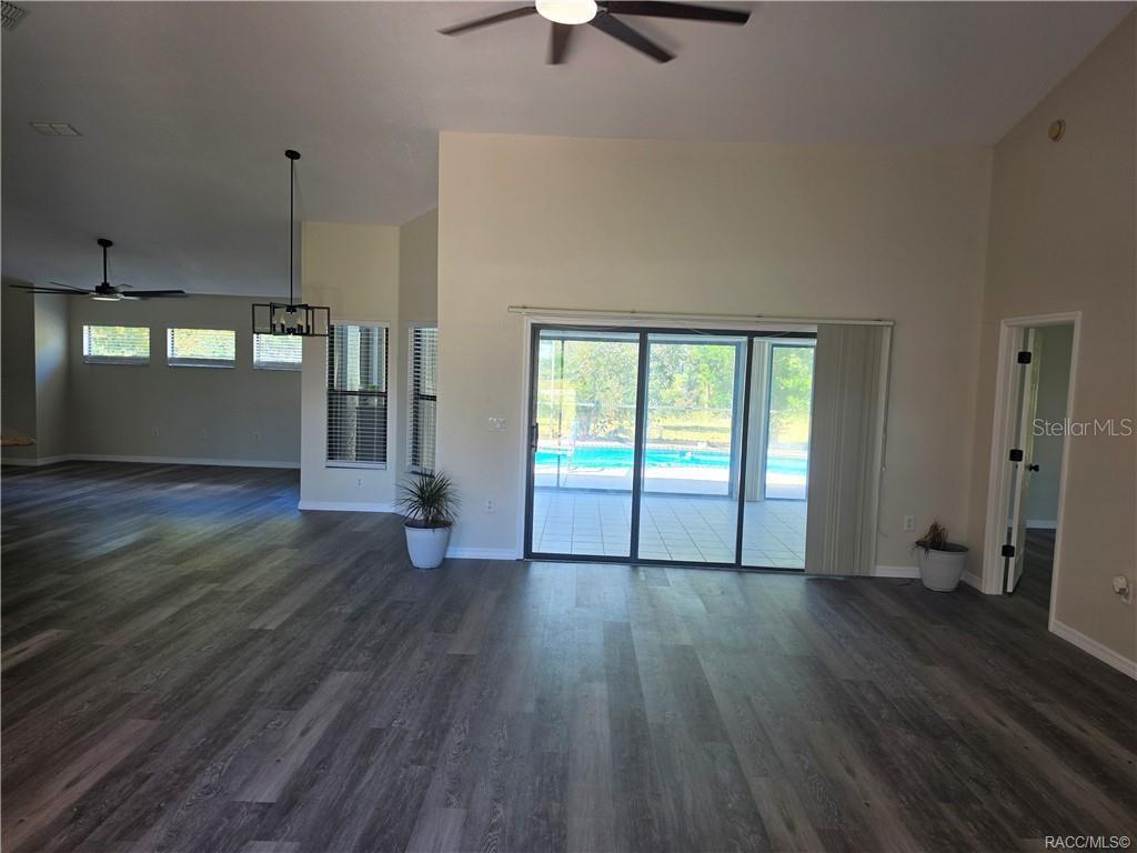994 E Crown Of Roses Loop Property Photo 3