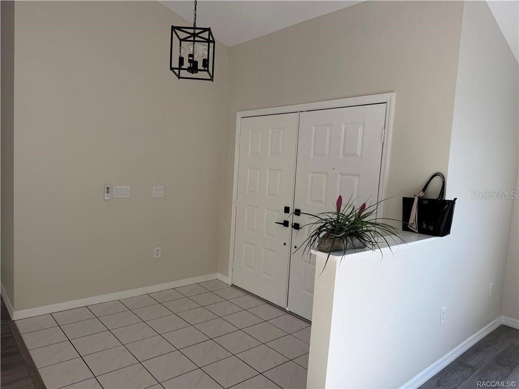 994 E Crown Of Roses Loop Property Photo 5