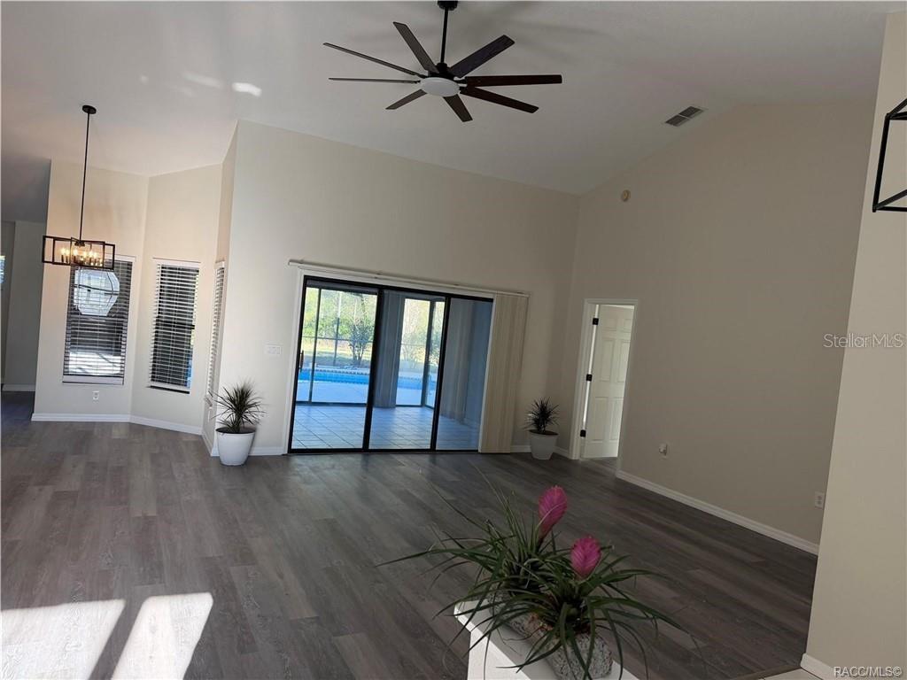 994 E Crown Of Roses Loop Property Photo 6