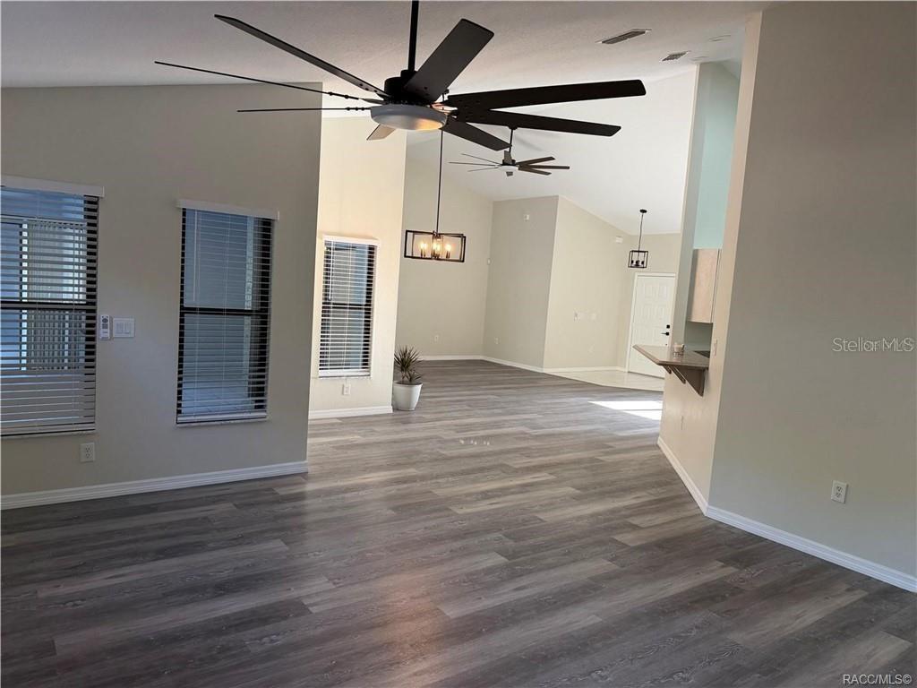 994 E Crown Of Roses Loop Property Photo 8
