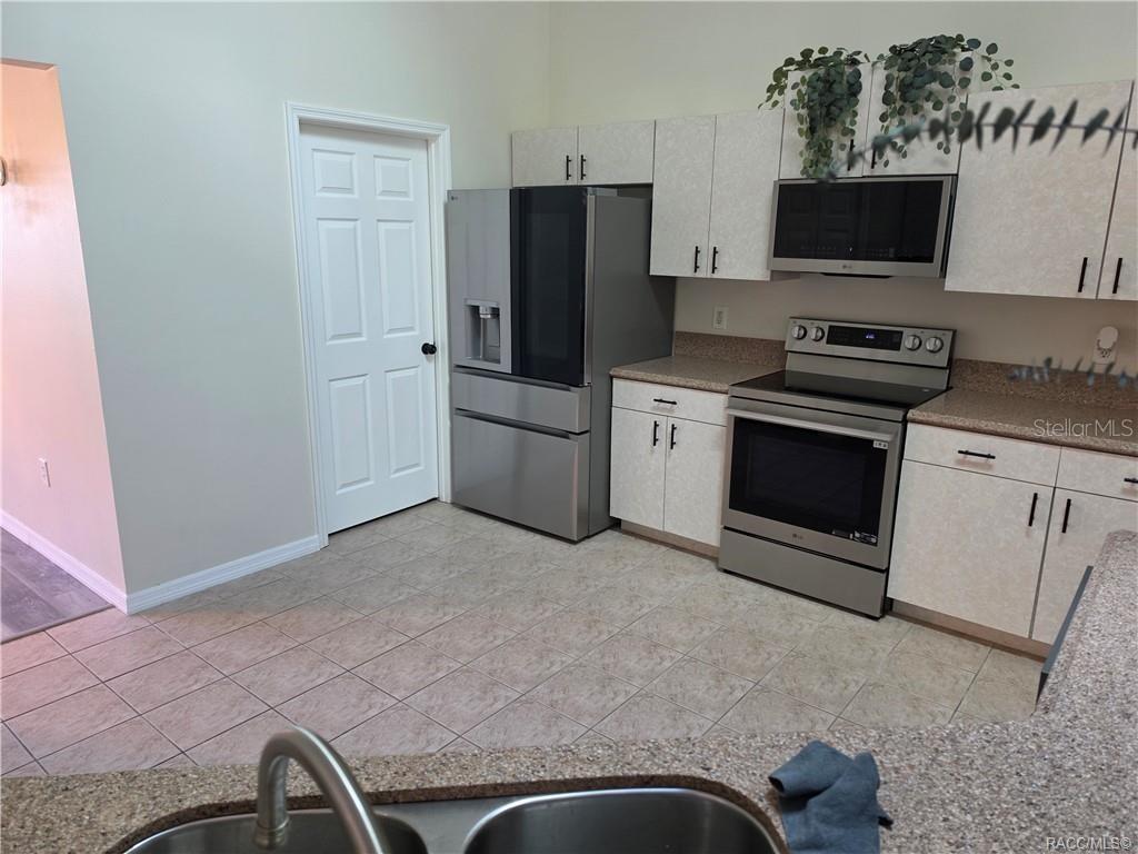 994 E Crown Of Roses Loop Property Photo 10