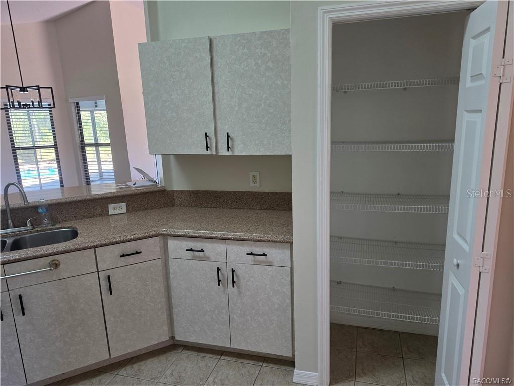 994 E Crown Of Roses Loop Property Photo 12