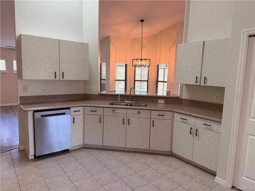 994 E Crown Of Roses Loop Property Photo 14