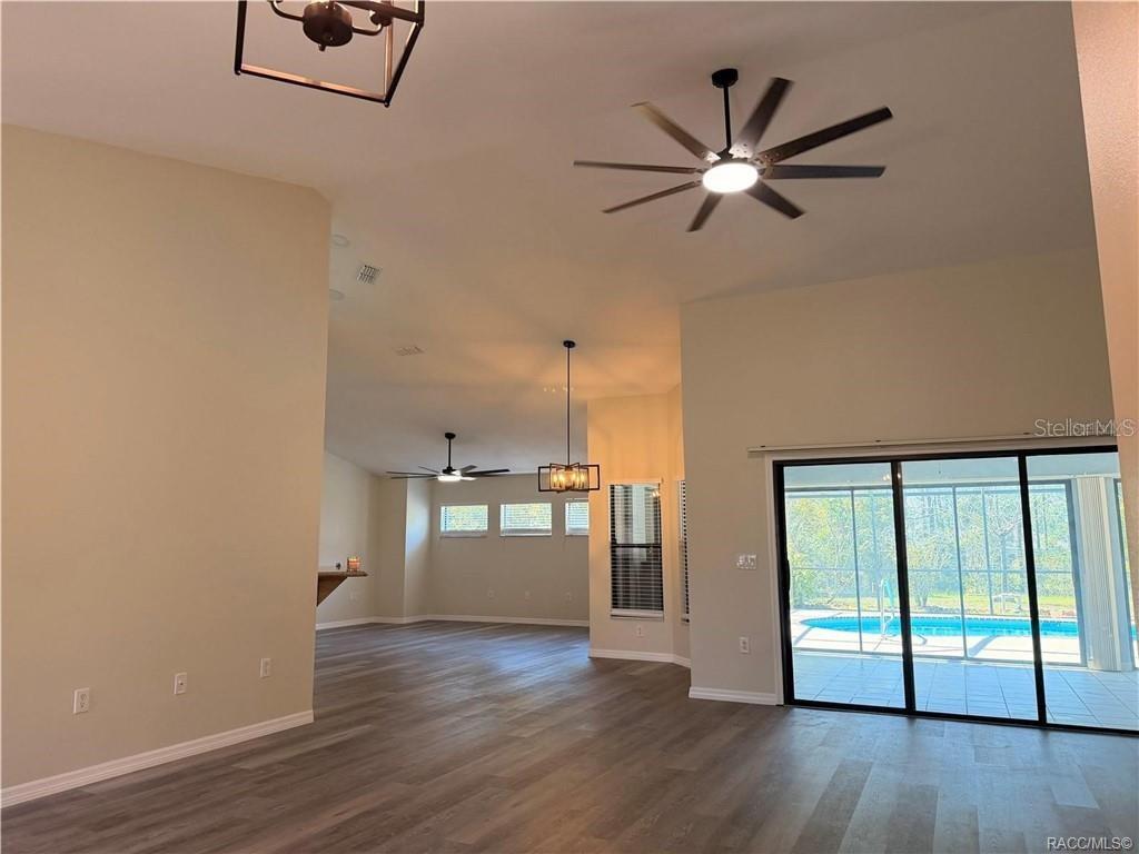 994 E Crown Of Roses Loop Property Photo 17
