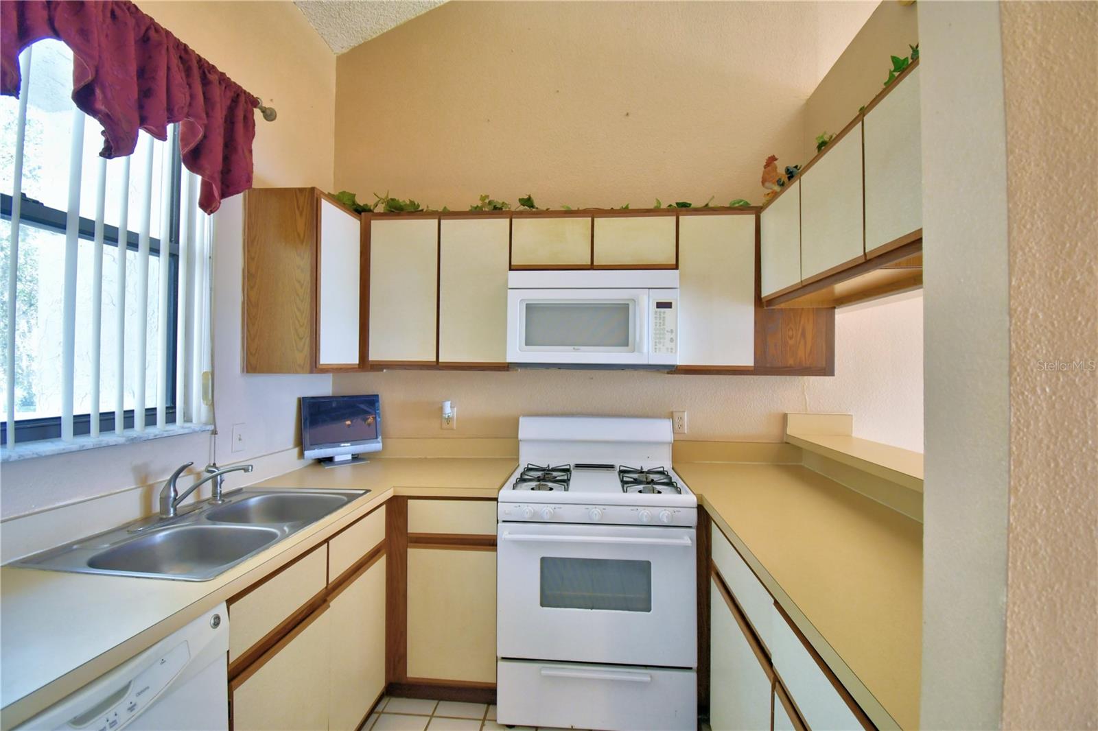 608 Sweet Bay Cir Property Photo 19