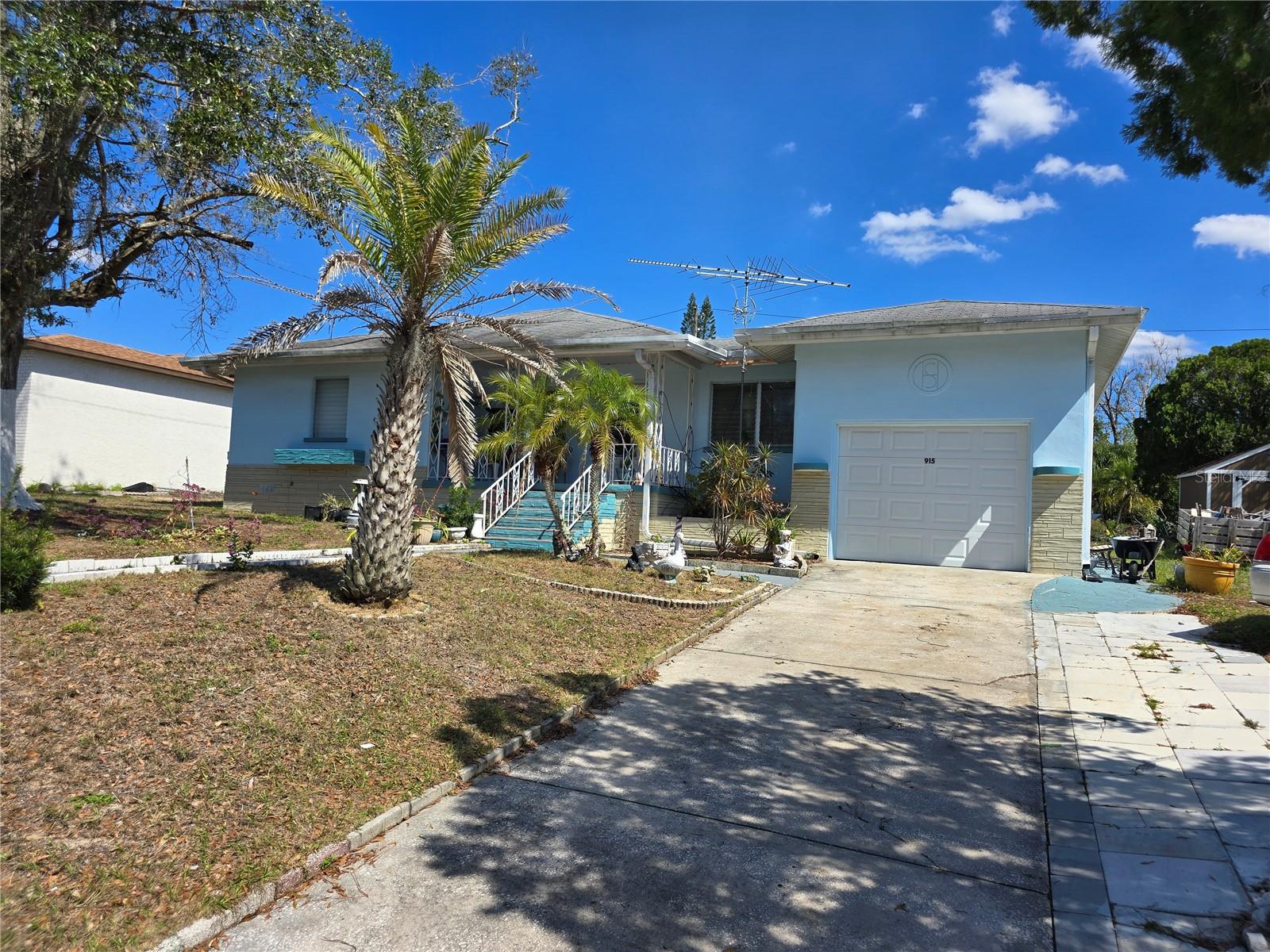 915 Exmoor Way Property Photo 3