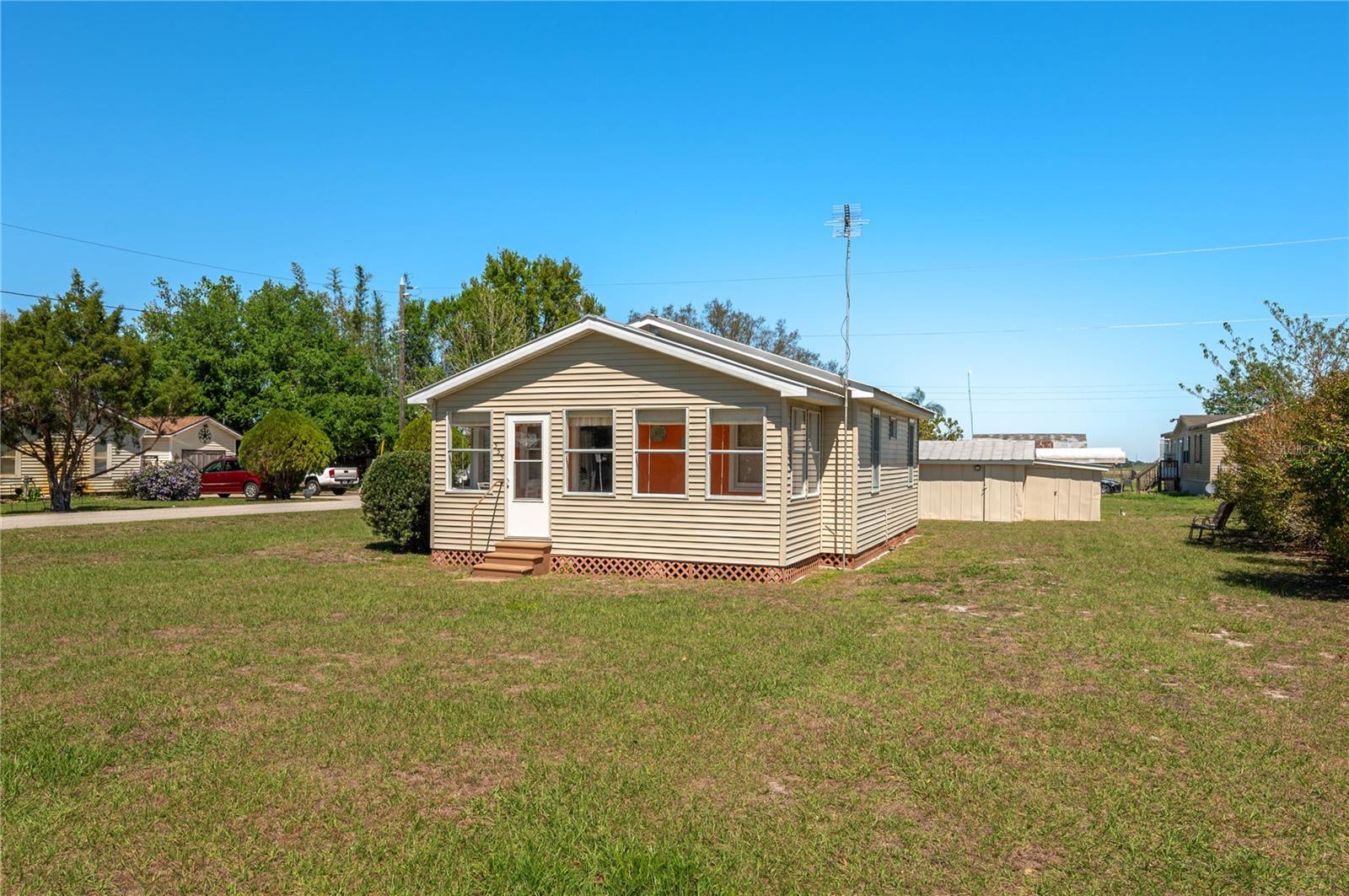 555 Morrel Ave Property Photo