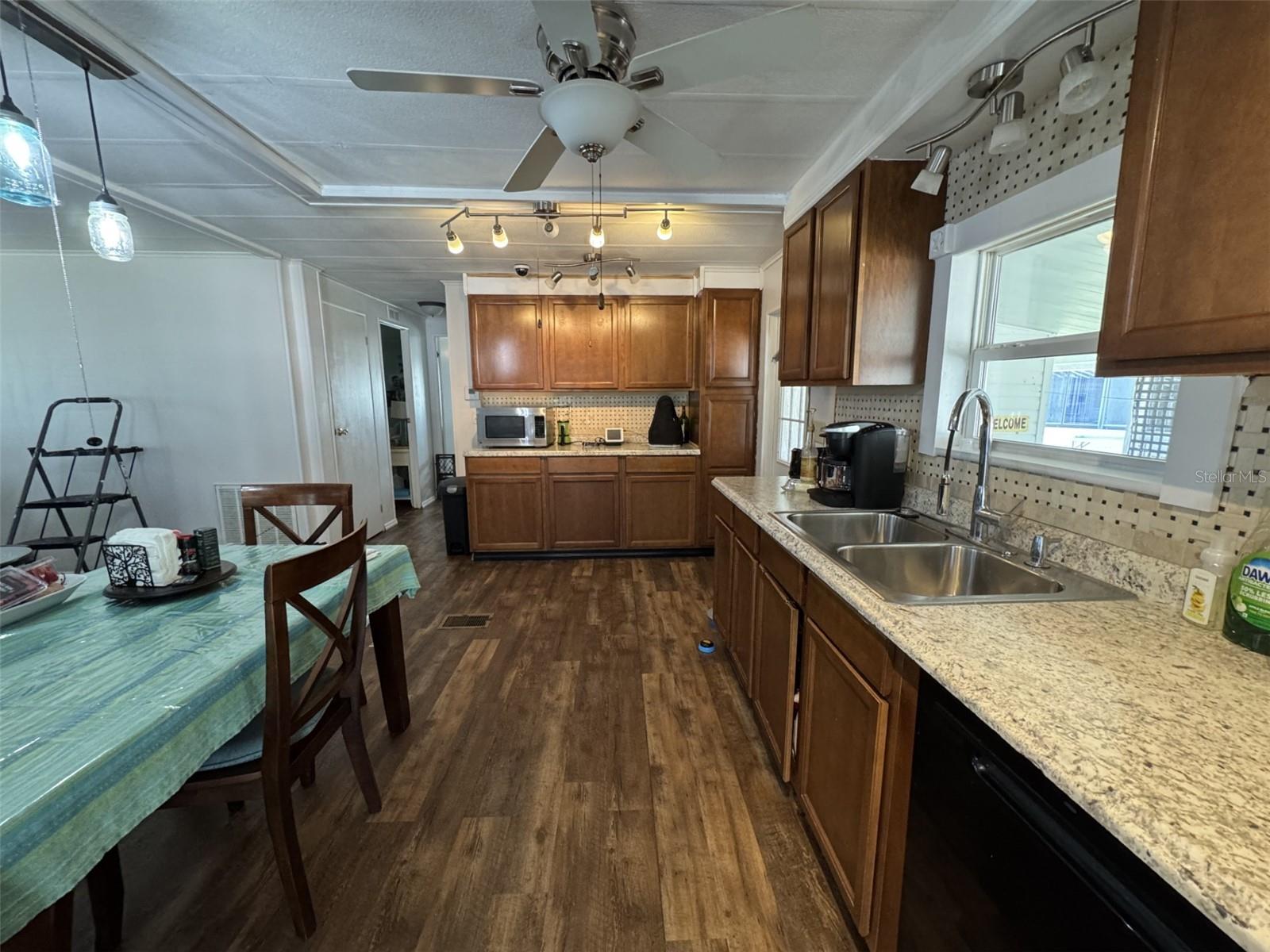 8689 Breeze Hill Dr Property Photo 20