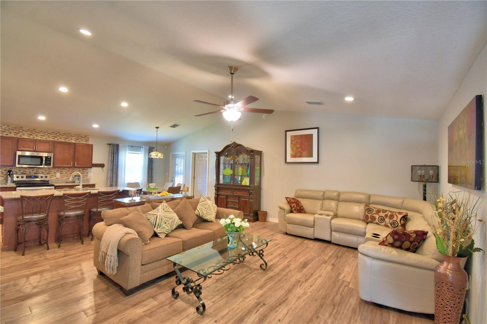 710 Persian Dr Property Photo 2