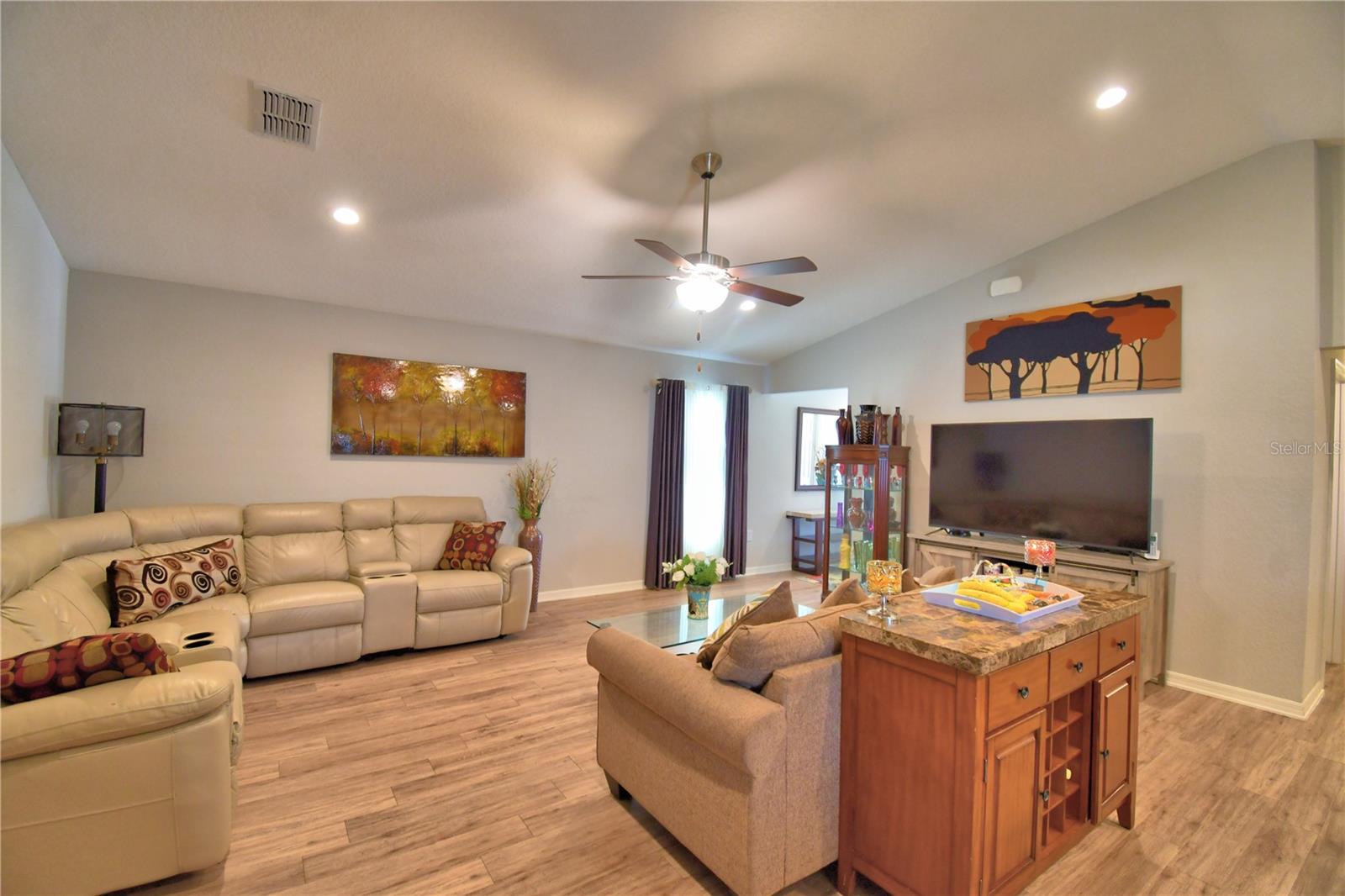 710 Persian Dr Property Photo 3