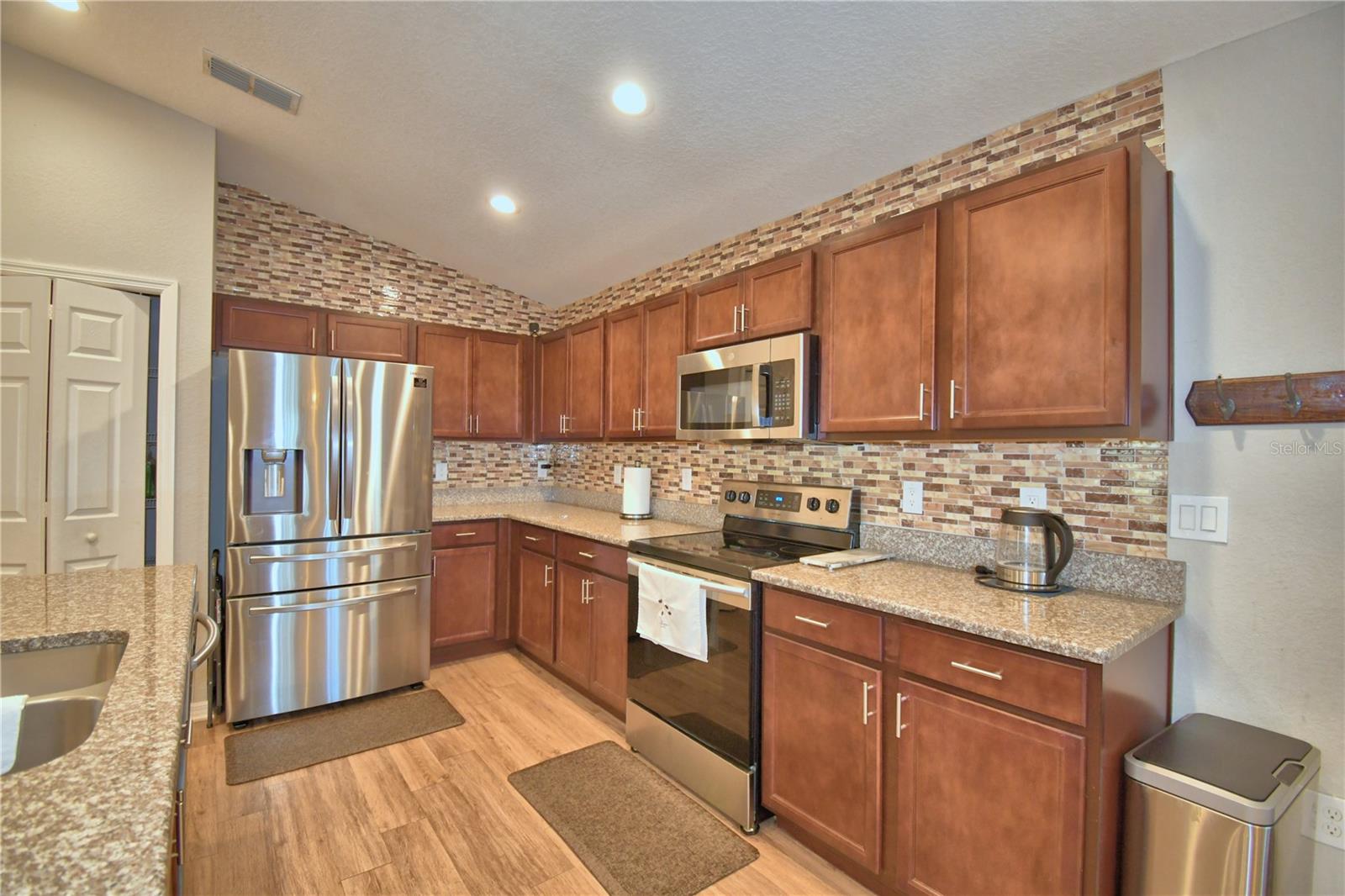 710 Persian Dr Property Photo 6