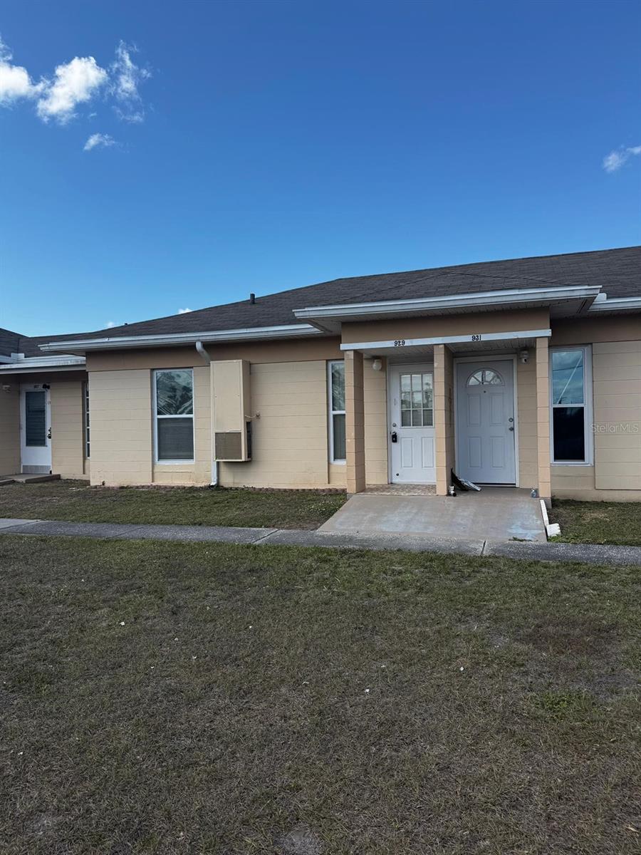 929 CLUB CIR Property Photo 1