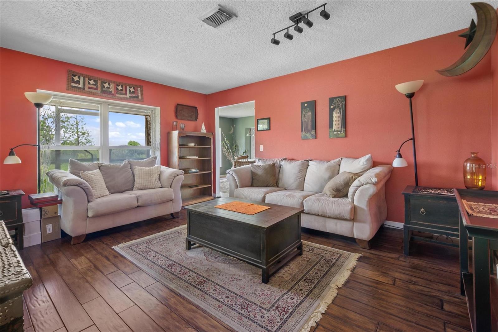 1256 Center St Property Photo 4