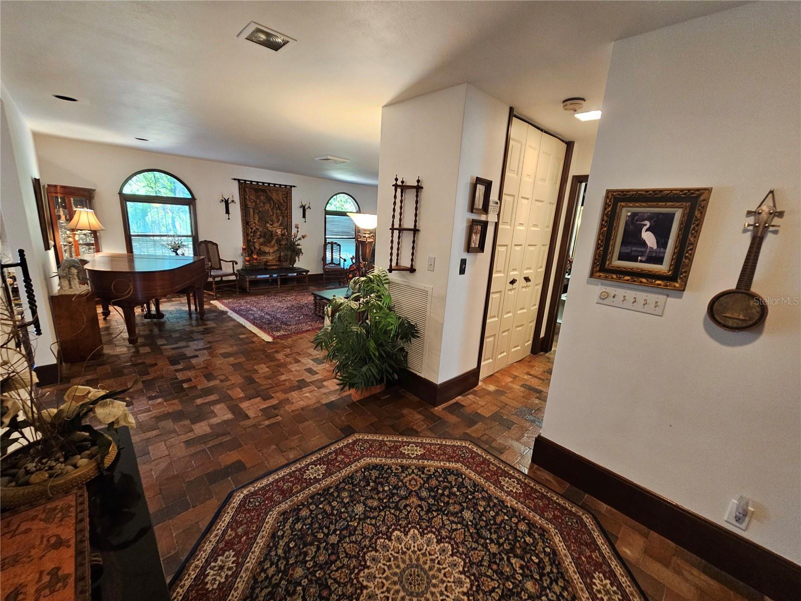200 Island Way Property Photo 6
