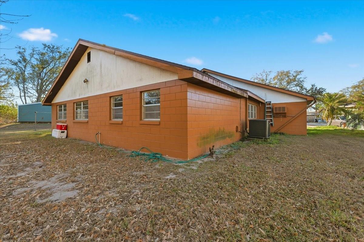 111 Sunset Dr E Property Photo 4