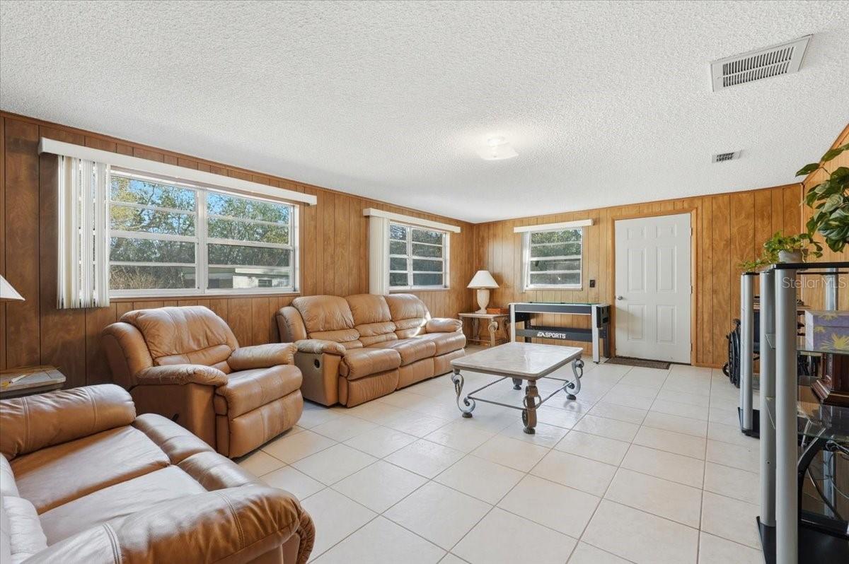 111 Sunset Dr E Property Photo 12