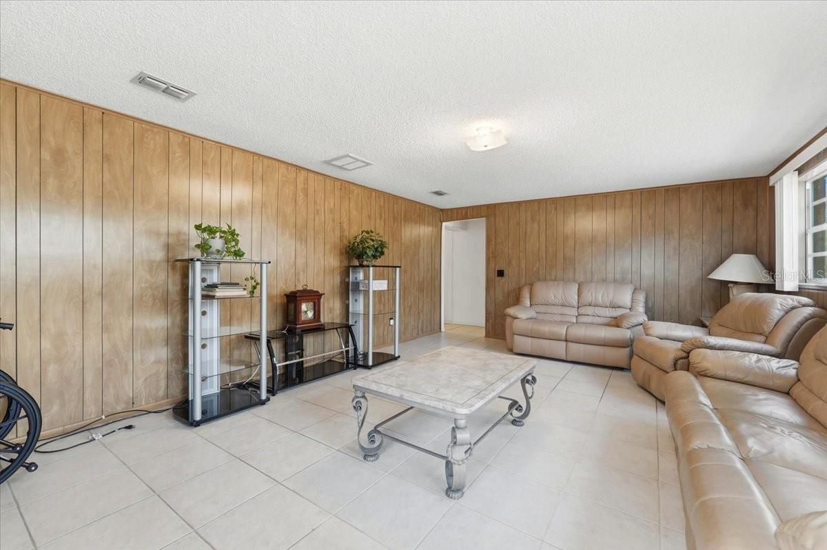 111 Sunset Dr E Property Photo 13