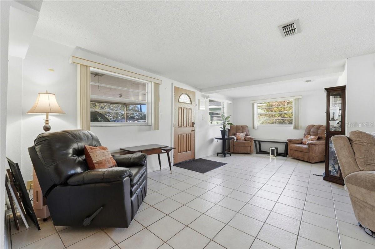111 Sunset Dr E Property Photo 17