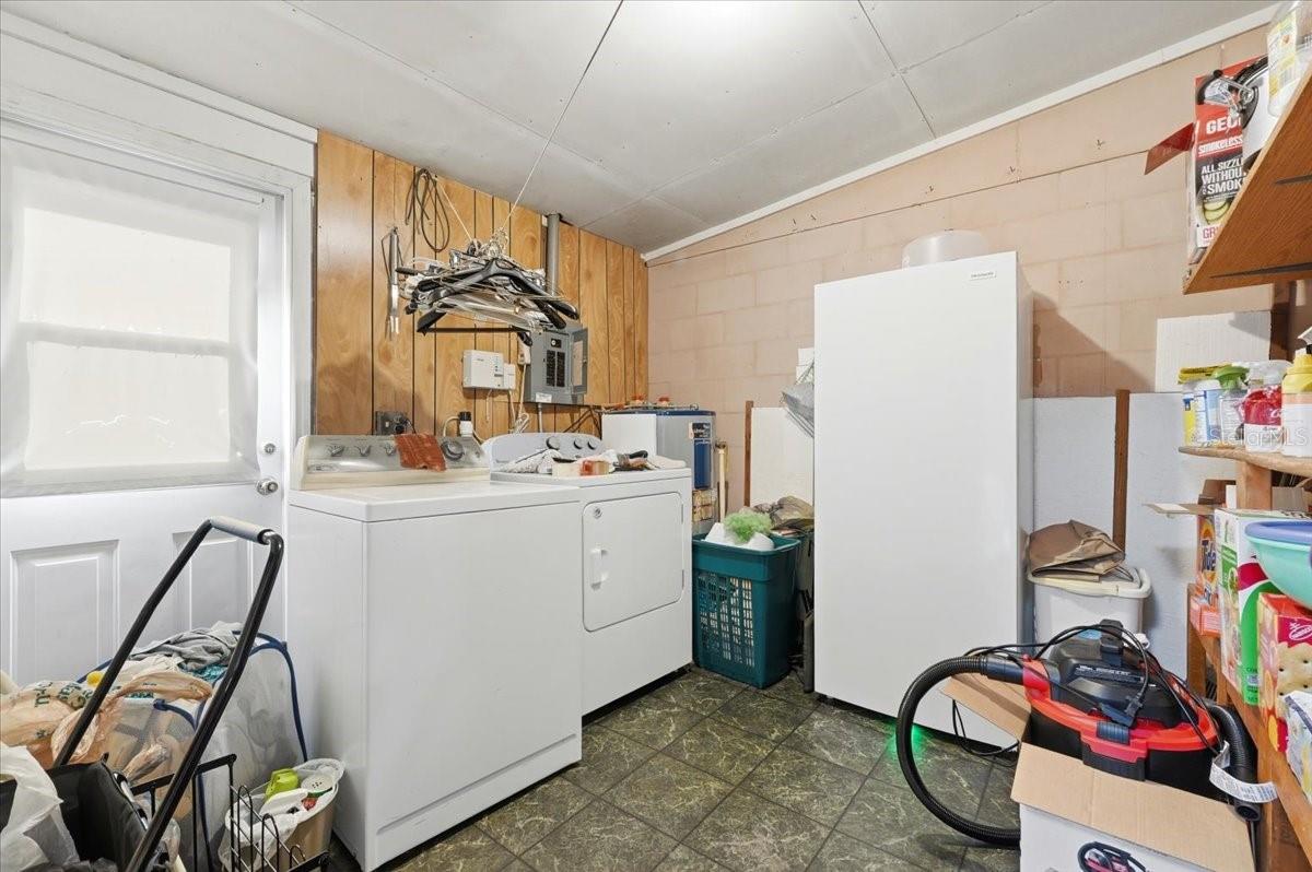 111 Sunset Dr E Property Photo 38