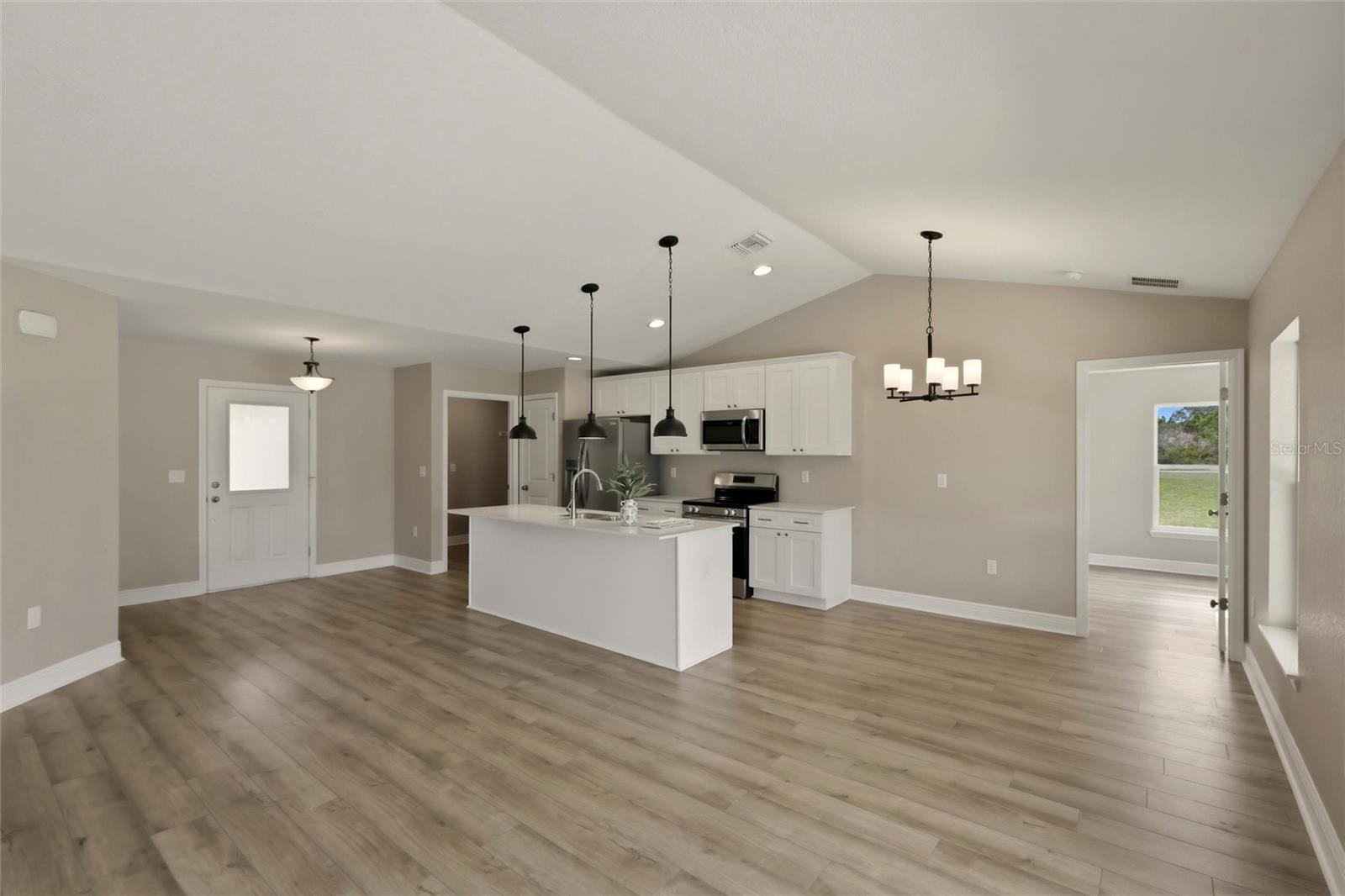 6809 Dickinson Dr Property Photo 3