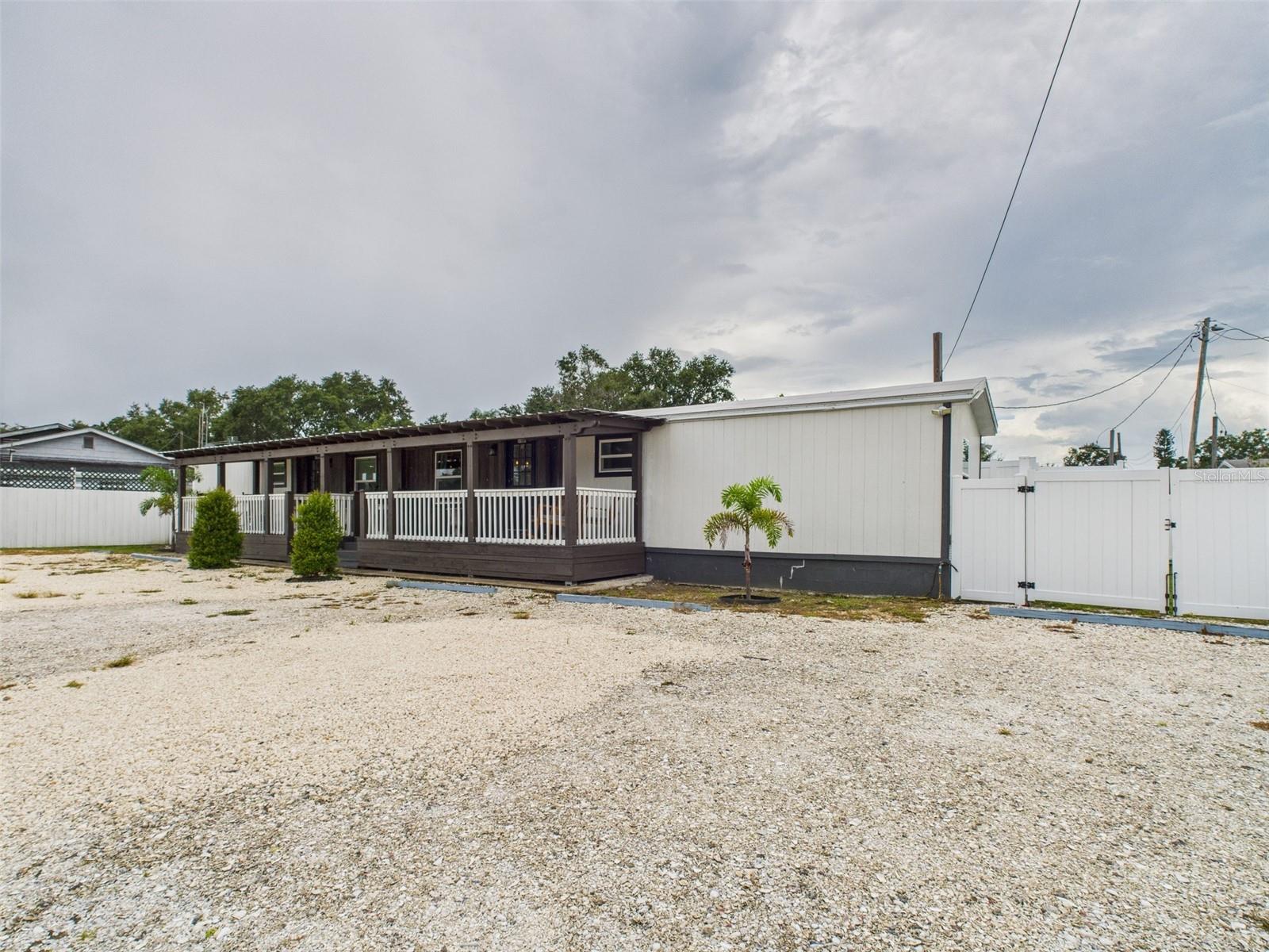 221 1st St Property Photo 18