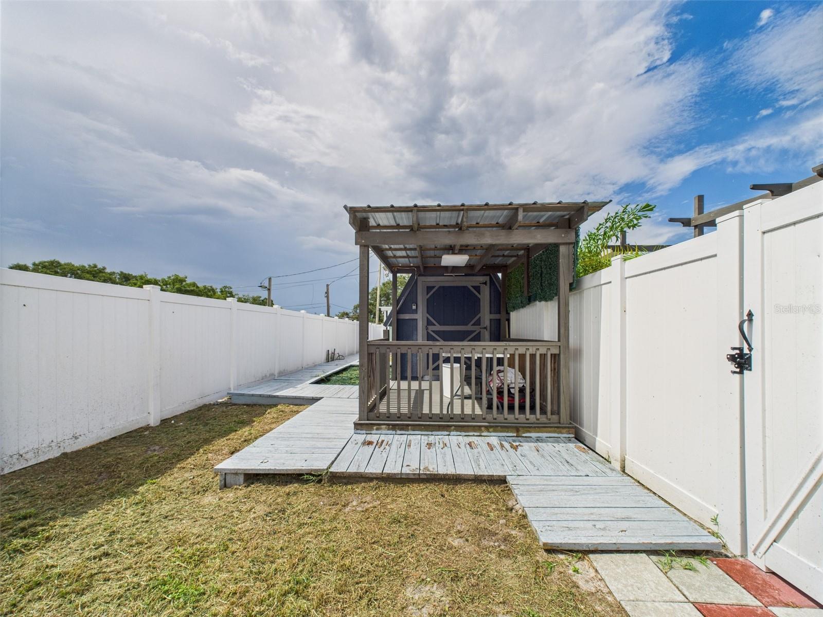 221 1st St Property Photo 34