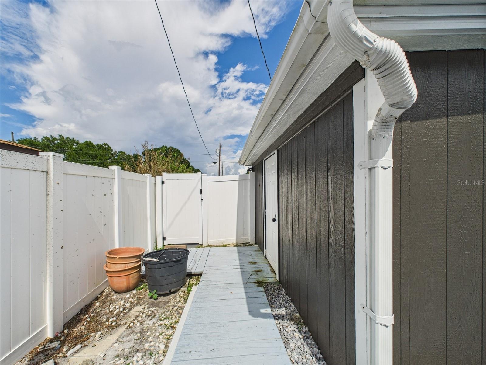 221 1st St Property Photo 37