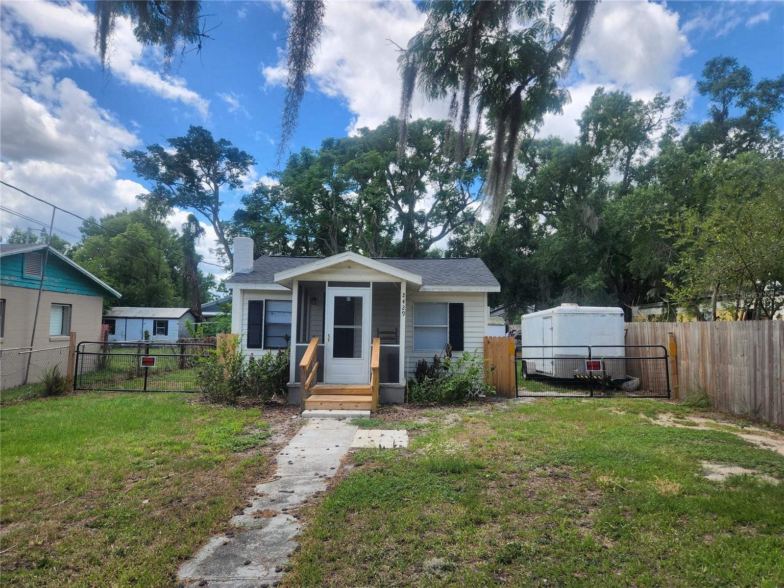2429 Lakeview St Property Photo 1
