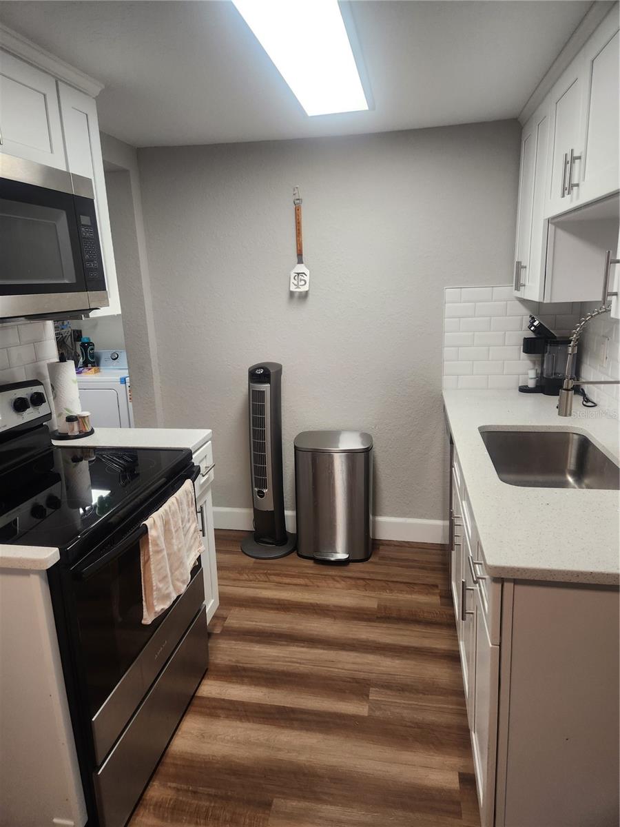 2429 Lakeview St Property Photo 9