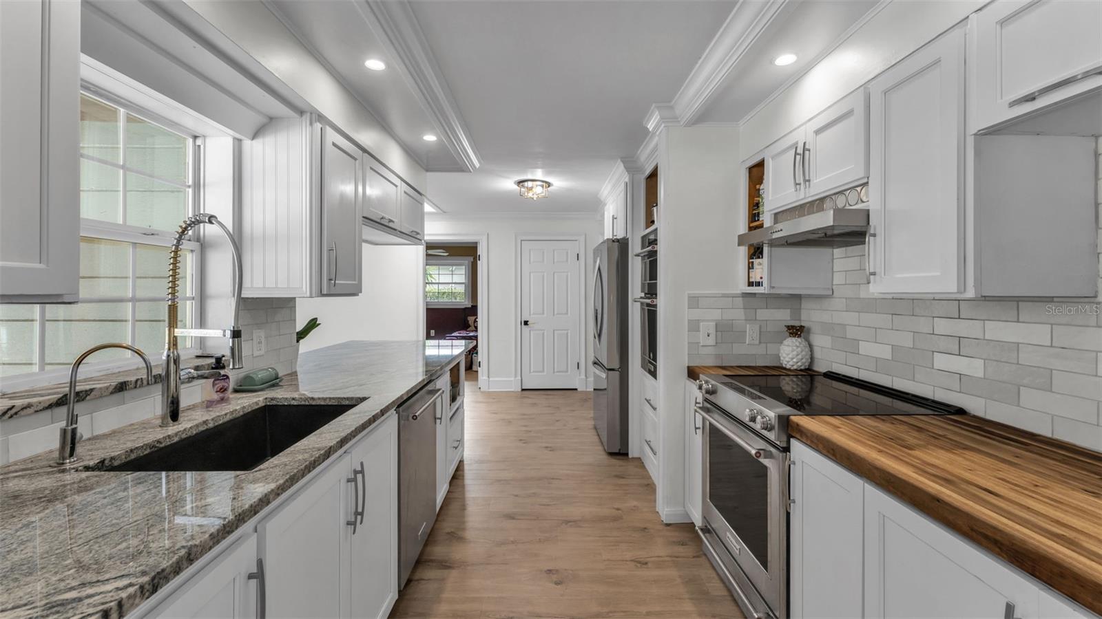 4301 Orangewood Loop E Property Photo 6