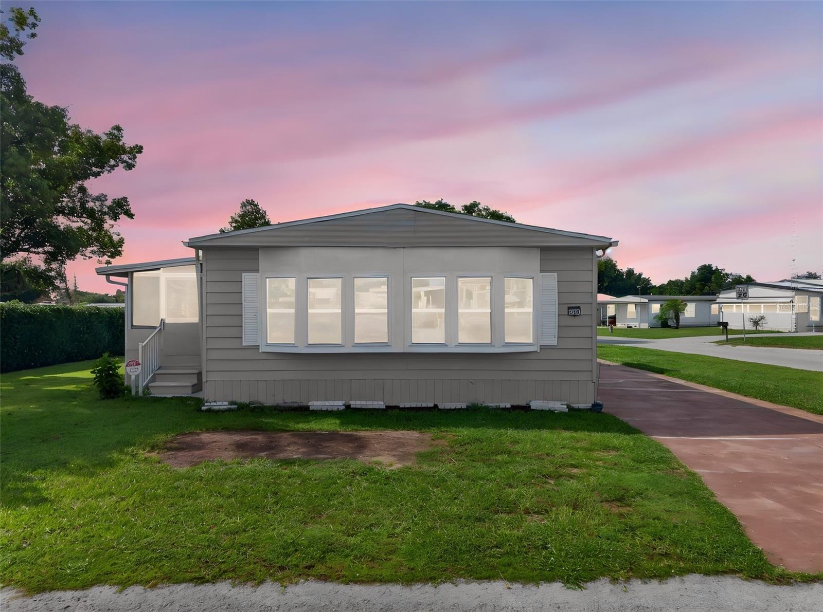 2129 Lois Blvd Property Photo 1
