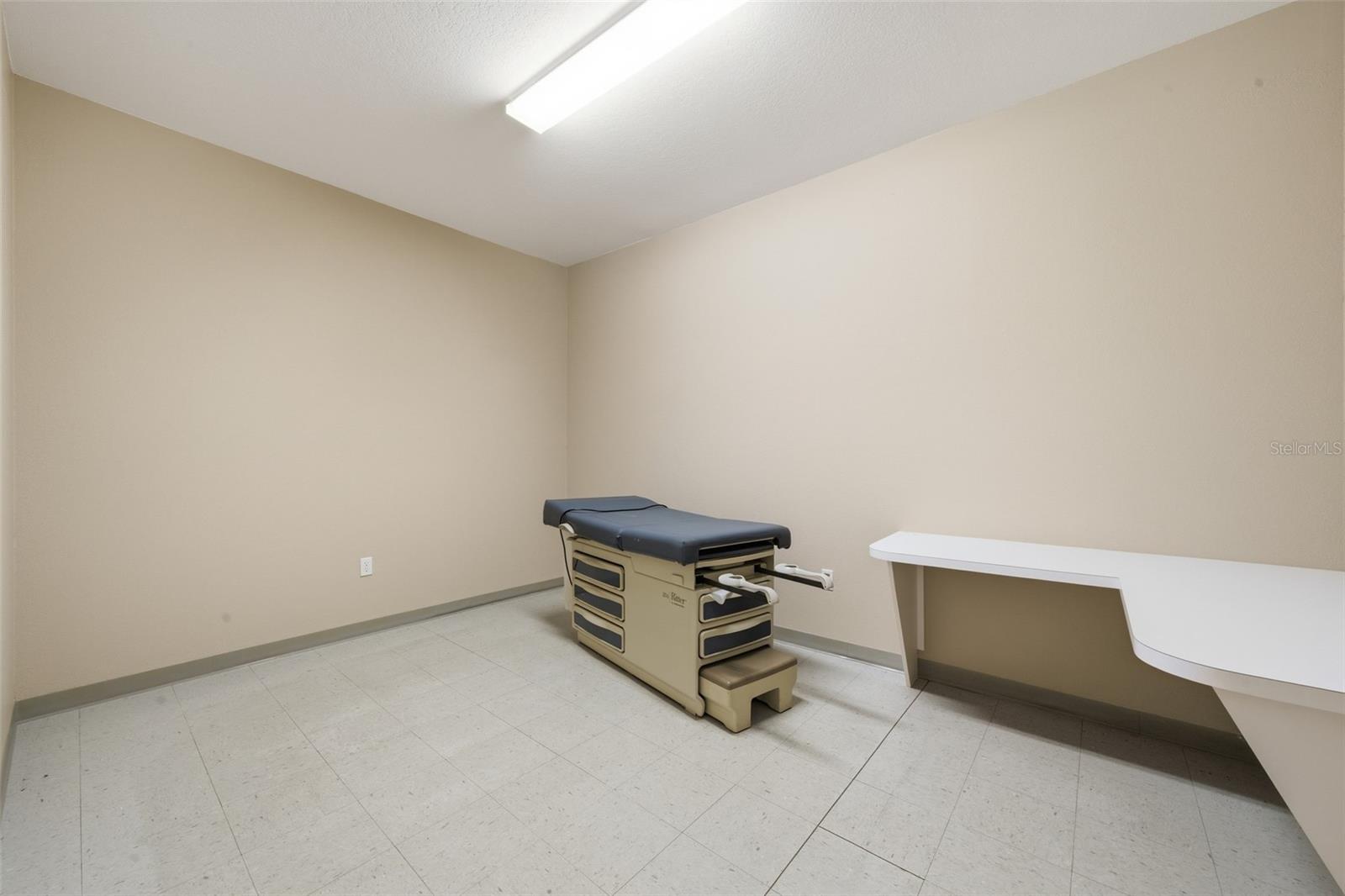 401 W Interlake Blvd Property Photo 14
